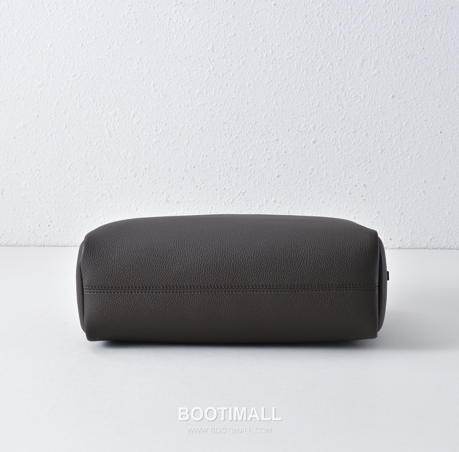 The Row Astra Pebbled Calfskin Bowling Bag with Long Handle Detail 더로우 아스트라 페블드 카프스킨 롱핸들 보울링 숄더백 30cm 9