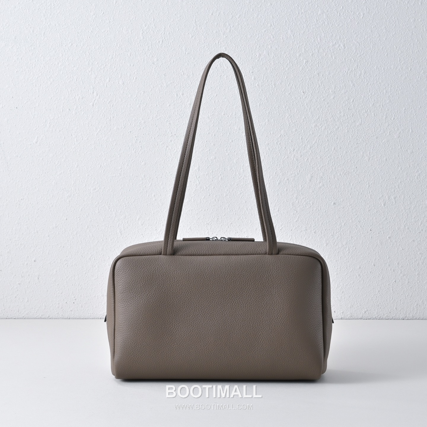 The Row Astra Pebbled Calfskin Bowling Bag with Long Handle Detail 더로우 아스트라 페블드 카프스킨 롱핸들 보울링 숄더백 30cm 1