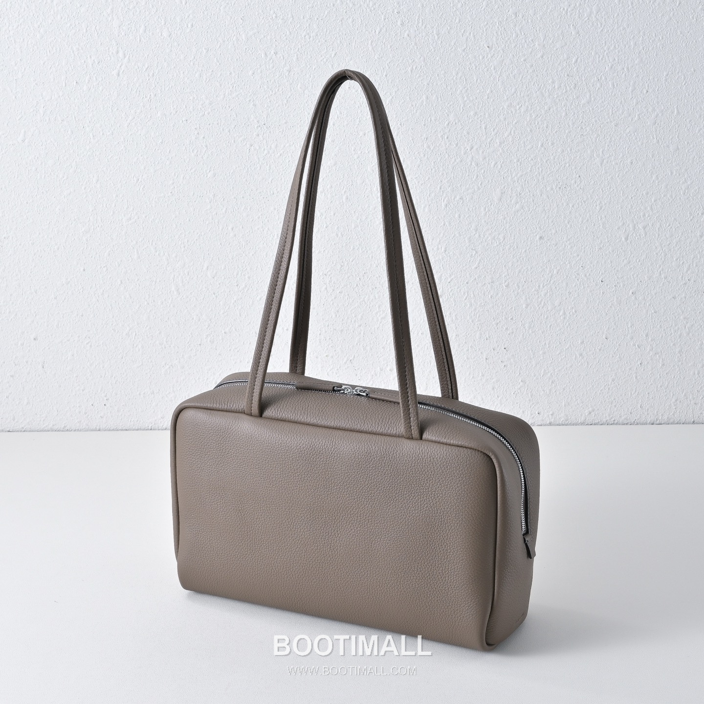 The Row Astra Pebbled Calfskin Bowling Bag with Long Handle Detail 더로우 아스트라 페블드 카프스킨 롱핸들 보울링 숄더백 30cm 2