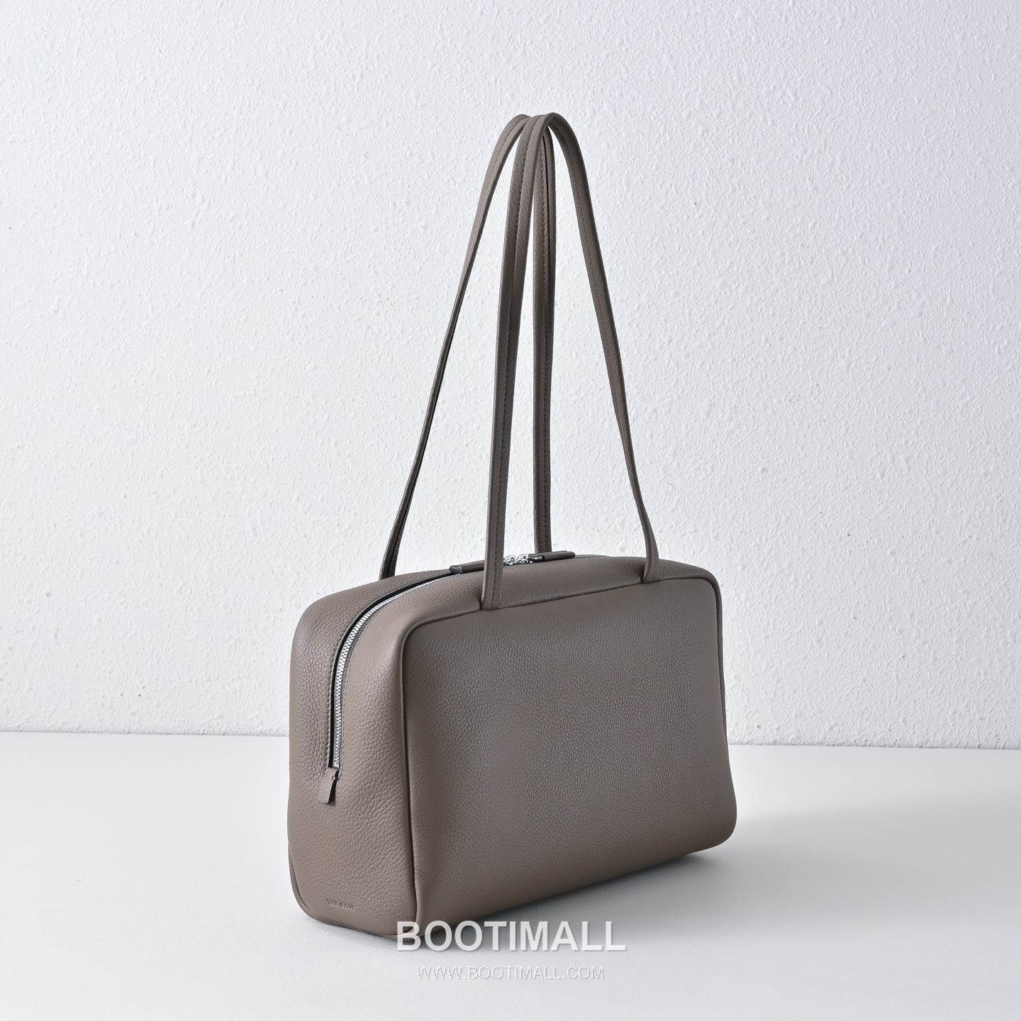 The Row Astra Pebbled Calfskin Bowling Bag with Long Handle Detail 더로우 아스트라 페블드 카프스킨 롱핸들 보울링 숄더백 30cm 3