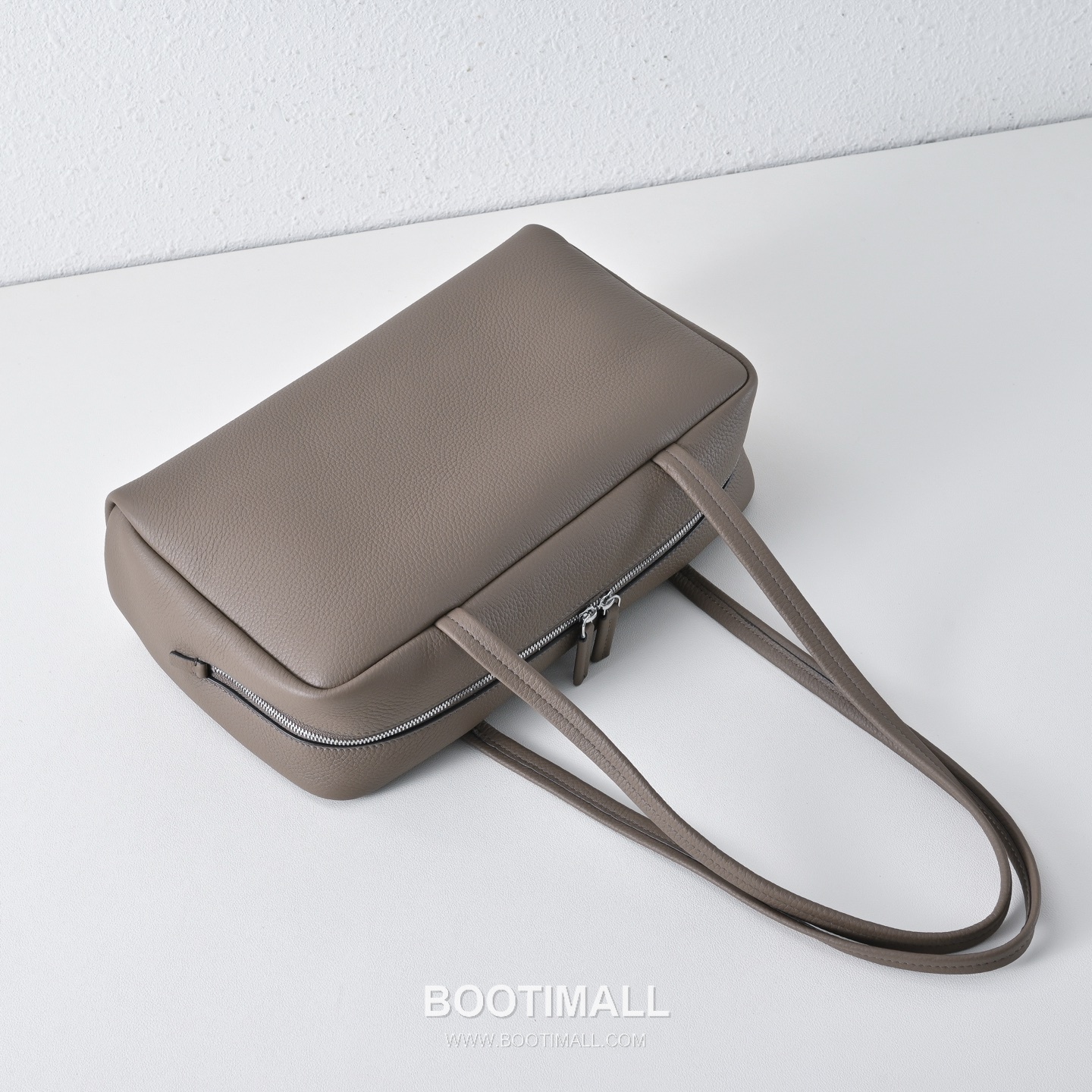 The Row Astra Pebbled Calfskin Bowling Bag with Long Handle Detail 더로우 아스트라 페블드 카프스킨 롱핸들 보울링 숄더백 30cm 4