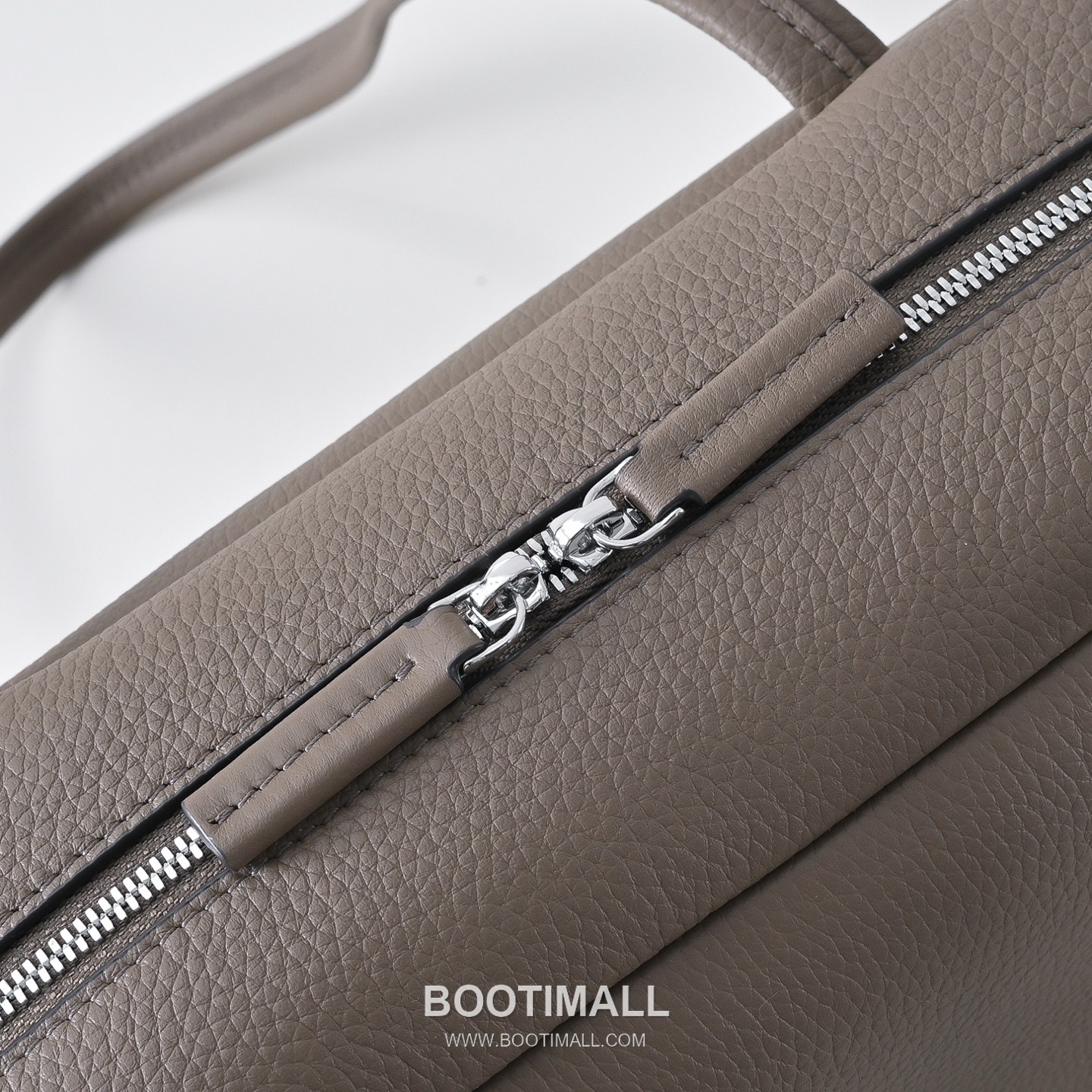 The Row Astra Pebbled Calfskin Bowling Bag with Long Handle Detail 더로우 아스트라 페블드 카프스킨 롱핸들 보울링 숄더백 30cm 5