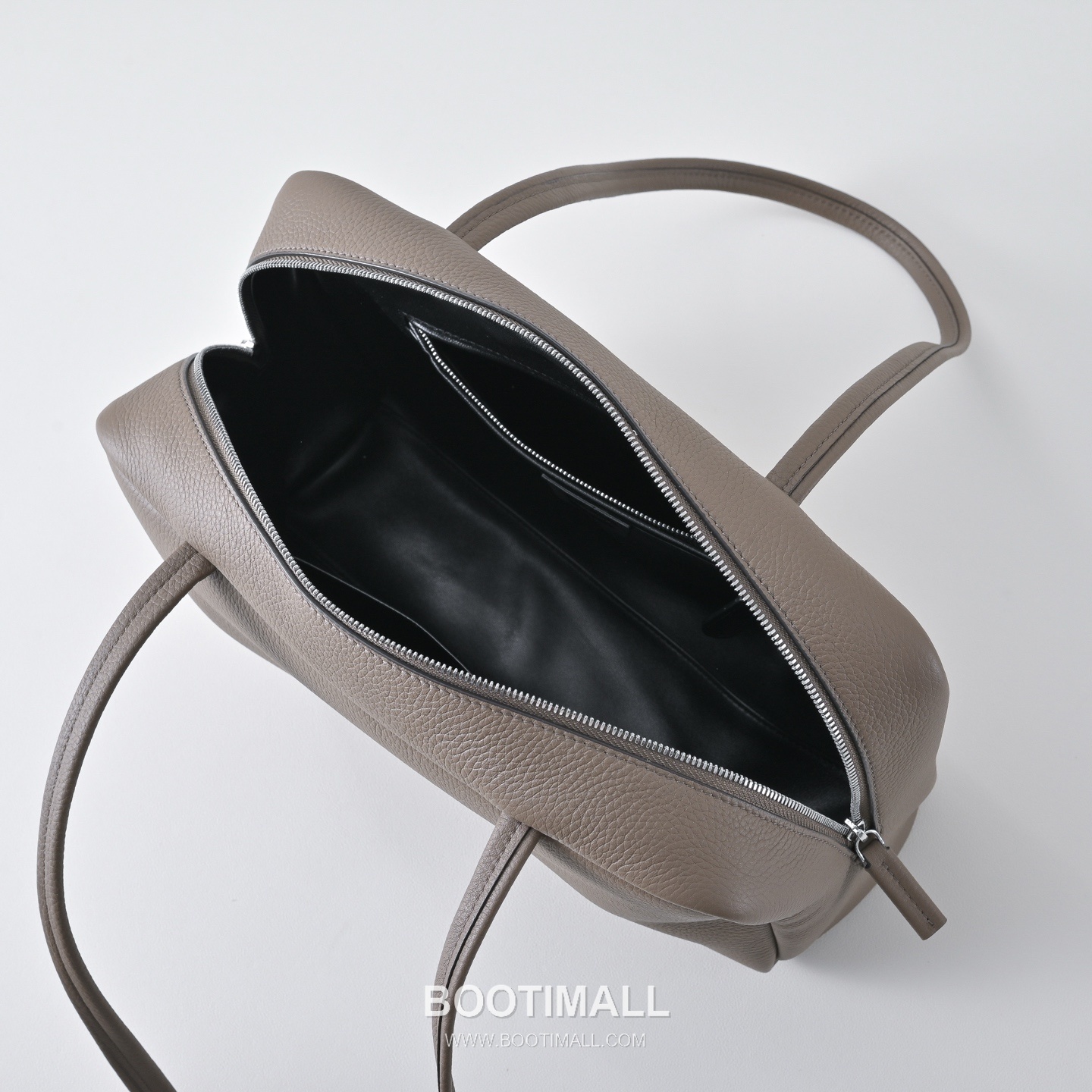 The Row Astra Pebbled Calfskin Bowling Bag with Long Handle Detail 더로우 아스트라 페블드 카프스킨 롱핸들 보울링 숄더백 30cm 6