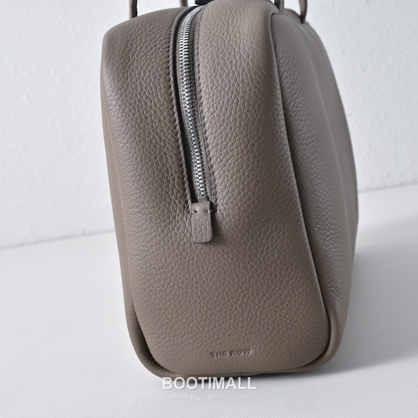 The Row Astra Pebbled Calfskin Bowling Bag with Long Handle Detail 더로우 아스트라 페블드 카프스킨 롱핸들 보울링 숄더백 30cm 8