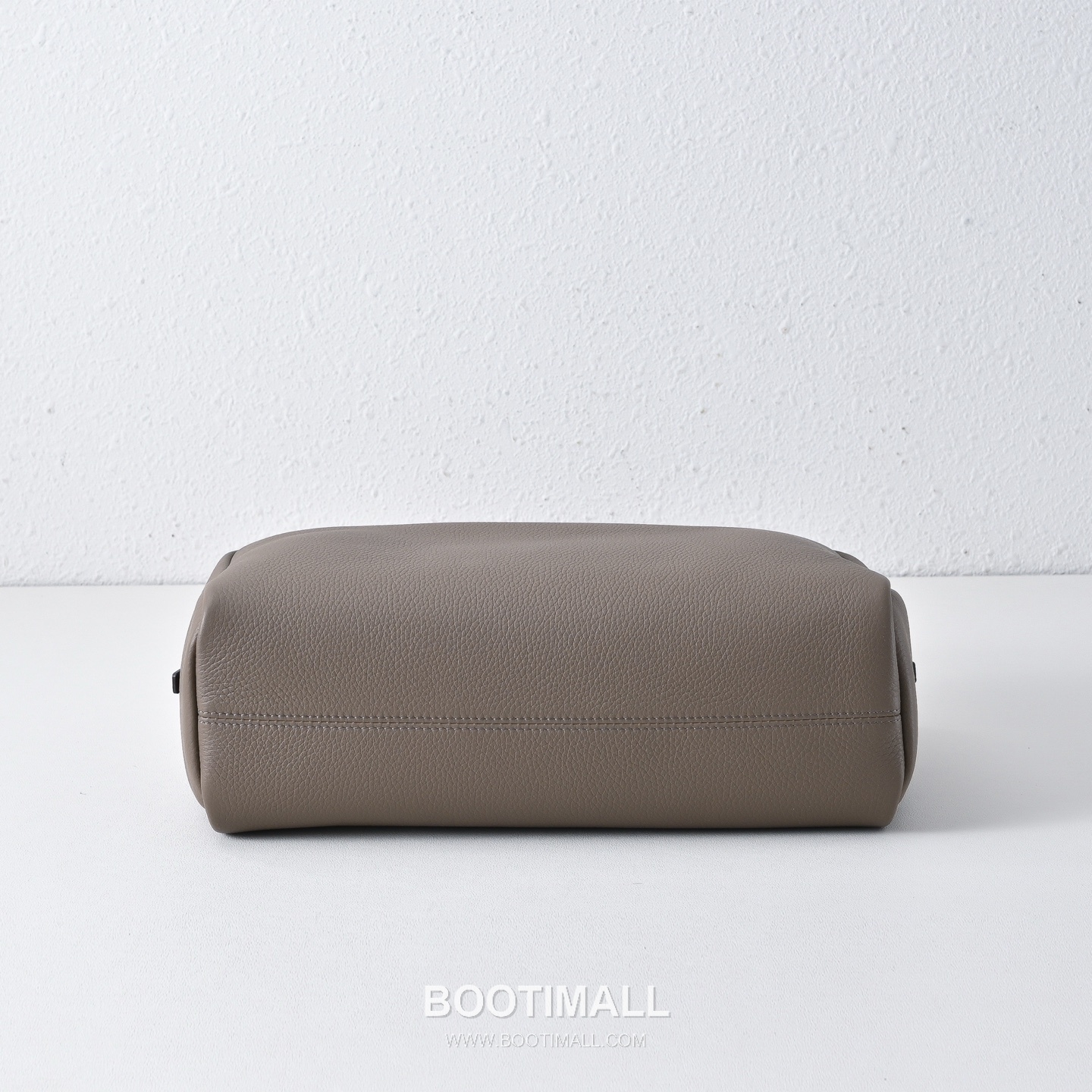 The Row Astra Pebbled Calfskin Bowling Bag with Long Handle Detail 더로우 아스트라 페블드 카프스킨 롱핸들 보울링 숄더백 30cm 9