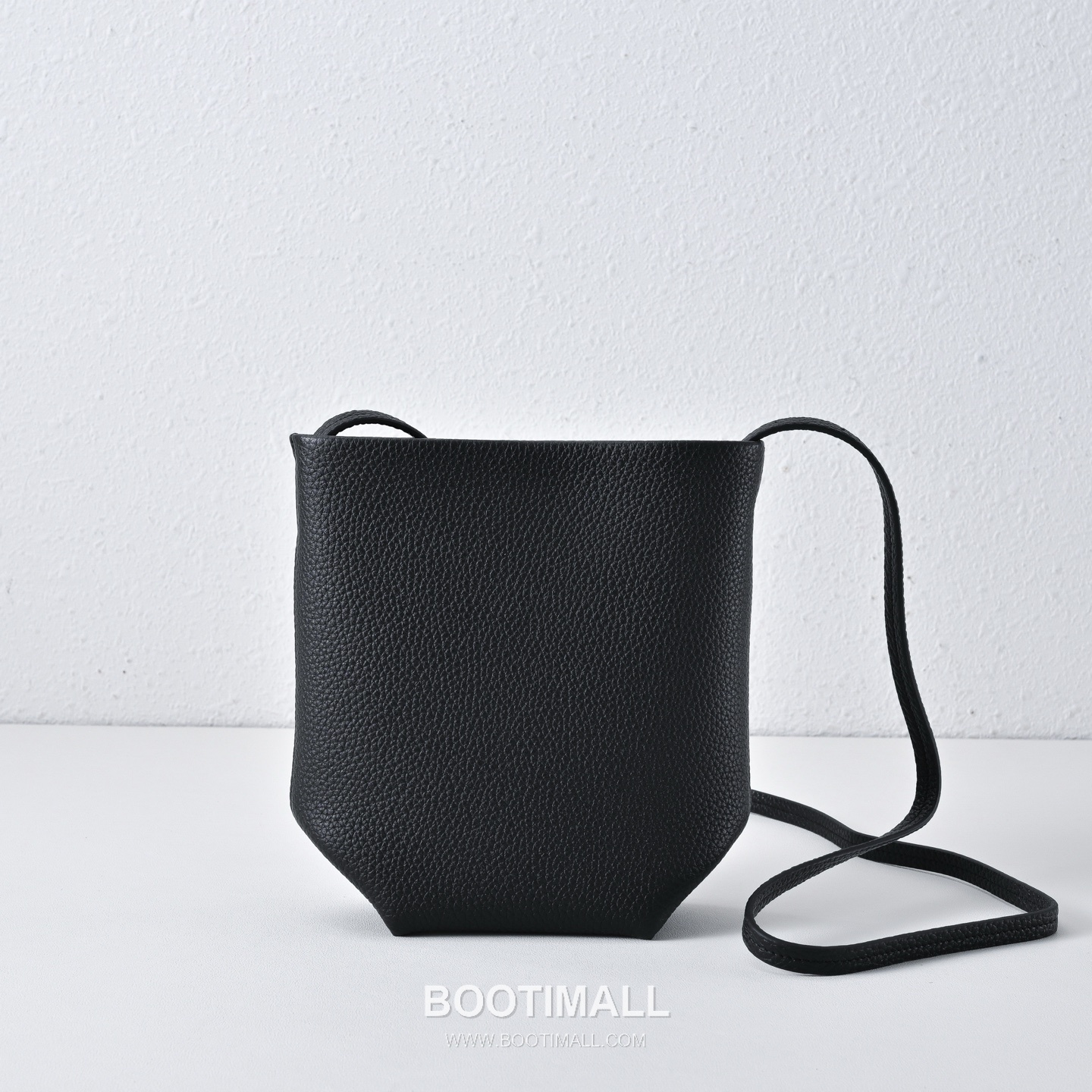 The Row Mini Pebbled Calfskin Bucket Bag with Adjustable Strap Detail 더로우 미니 페블드 카프스킨 조절 스트랩 버킷백 19cm 1
