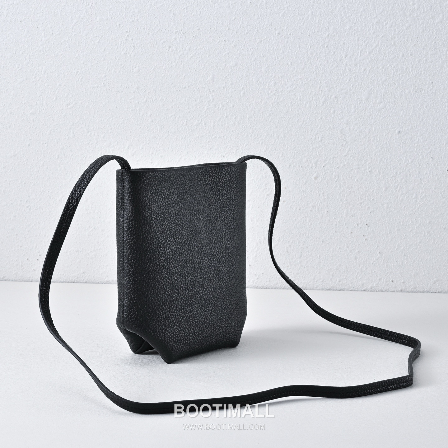 The Row Mini Pebbled Calfskin Bucket Bag with Adjustable Strap Detail 더로우 미니 페블드 카프스킨 조절 스트랩 버킷백 19cm 2