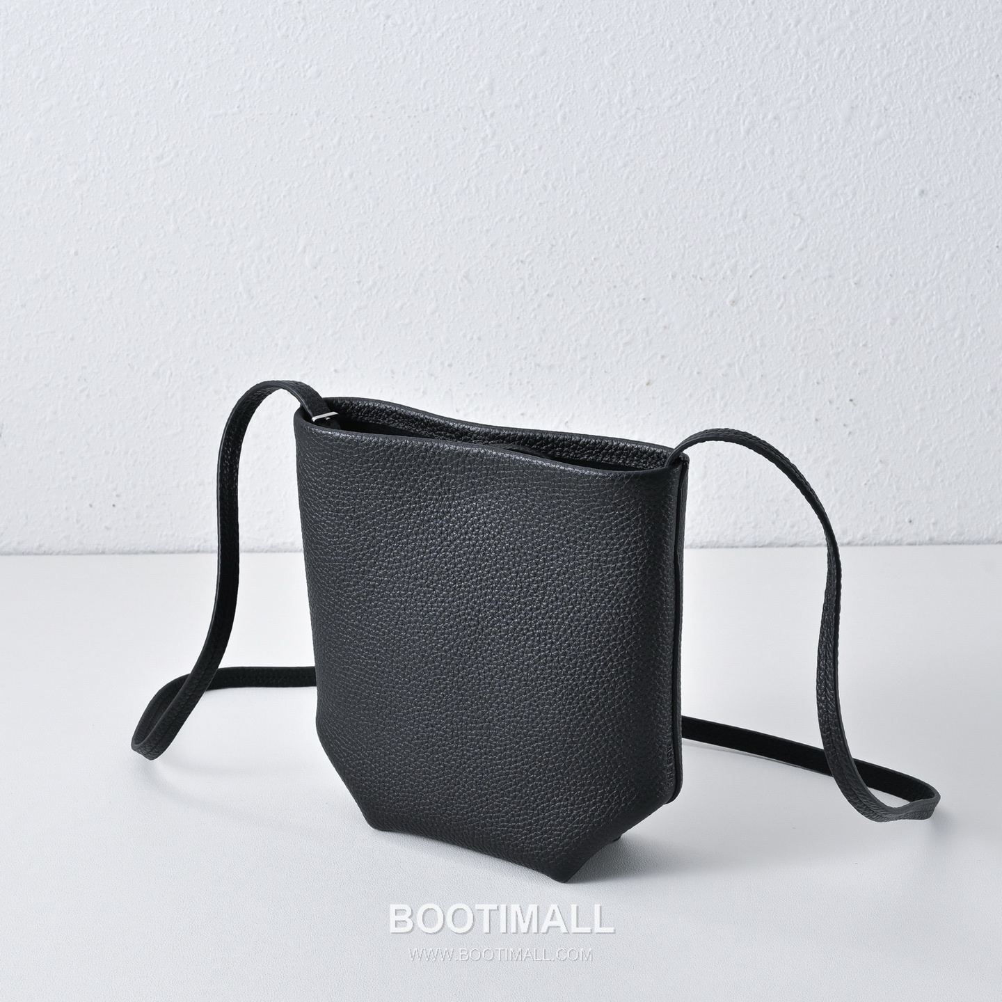 The Row Mini Pebbled Calfskin Bucket Bag with Adjustable Strap Detail 더로우 미니 페블드 카프스킨 조절 스트랩 버킷백 19cm 3