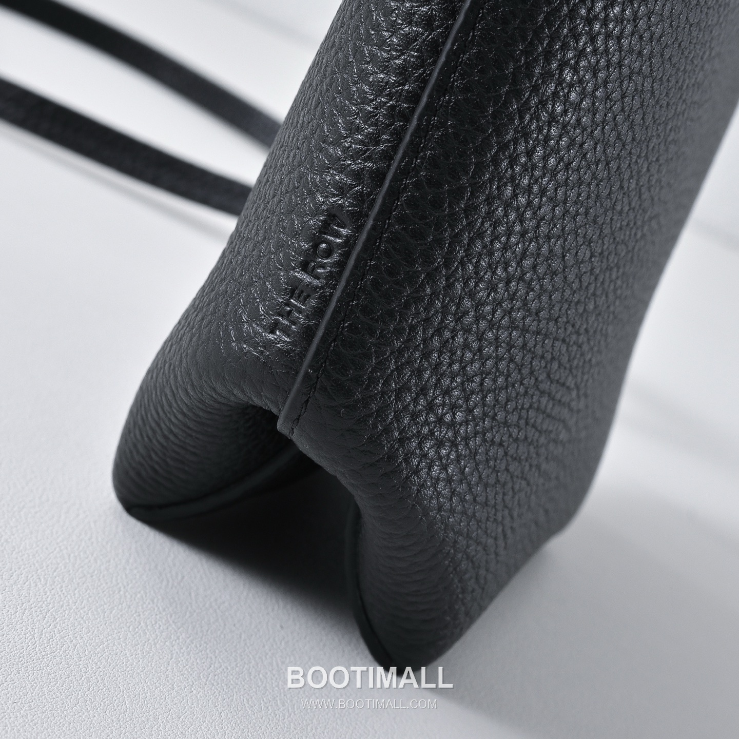 The Row Mini Pebbled Calfskin Bucket Bag with Adjustable Strap Detail 더로우 미니 페블드 카프스킨 조절 스트랩 버킷백 19cm 4