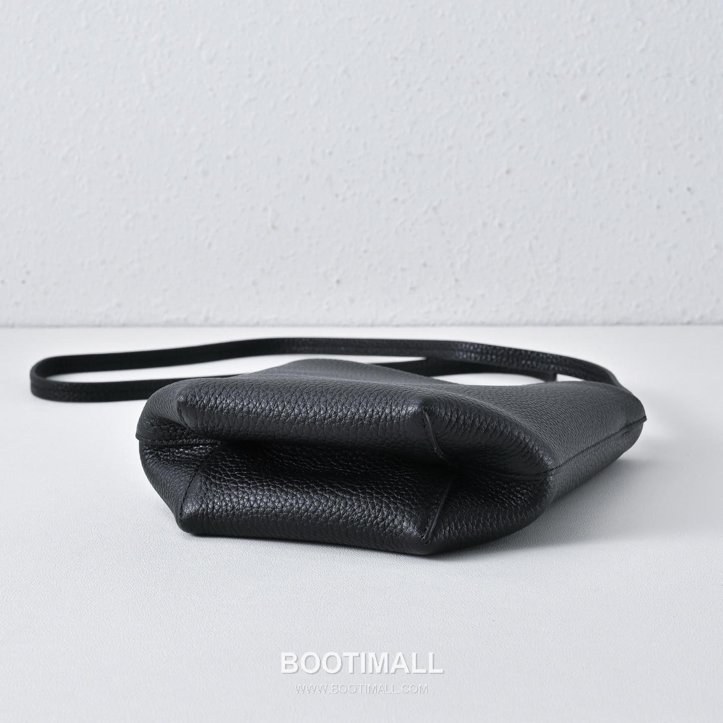 The Row Mini Pebbled Calfskin Bucket Bag with Adjustable Strap Detail 더로우 미니 페블드 카프스킨 조절 스트랩 버킷백 19cm 5