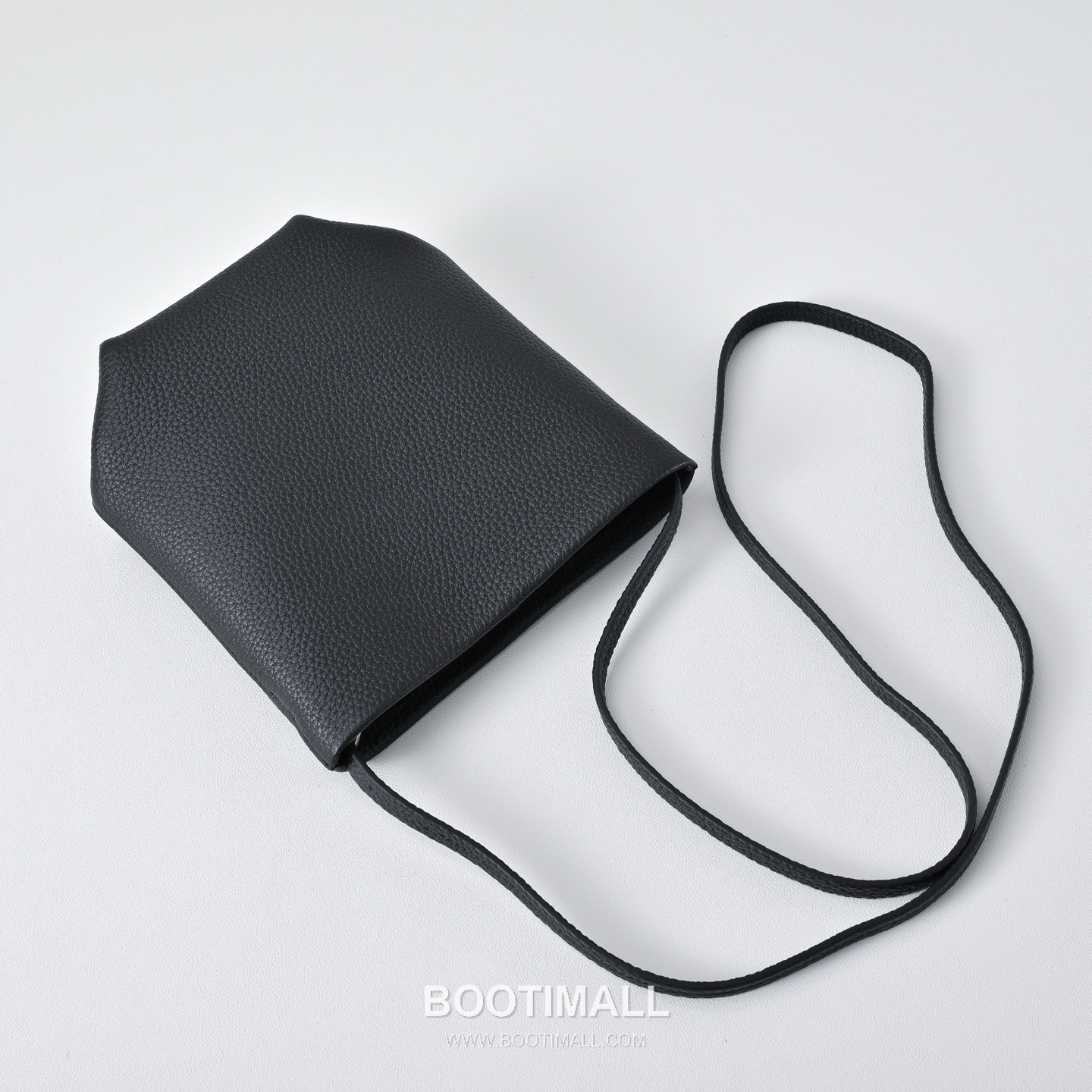 The Row Mini Pebbled Calfskin Bucket Bag with Adjustable Strap Detail 더로우 미니 페블드 카프스킨 조절 스트랩 버킷백 19cm 6