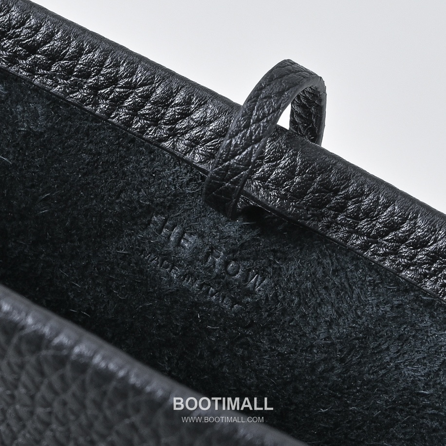 The Row Mini Pebbled Calfskin Bucket Bag with Adjustable Strap Detail 더로우 미니 페블드 카프스킨 조절 스트랩 버킷백 19cm 7