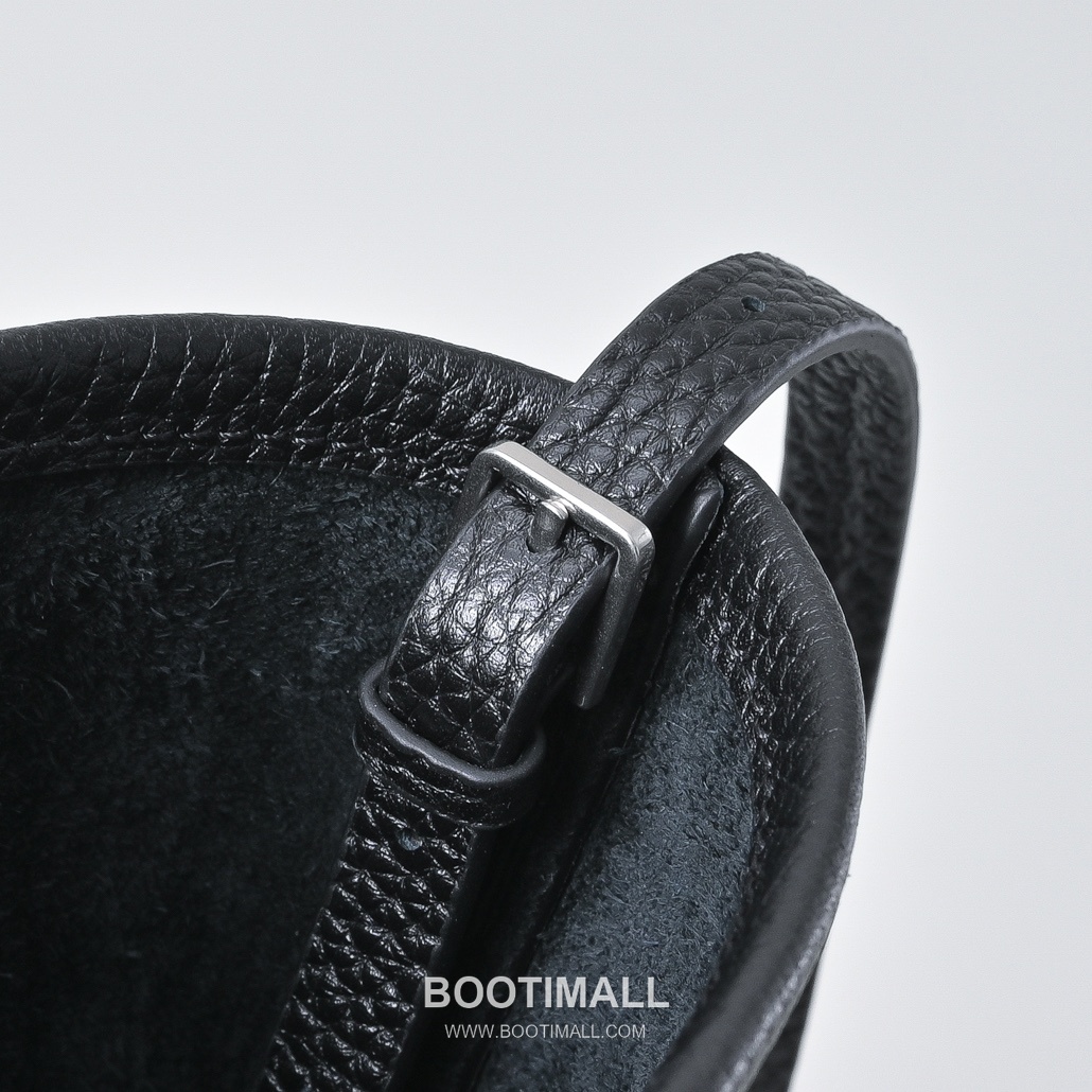 The Row Mini Pebbled Calfskin Bucket Bag with Adjustable Strap Detail 더로우 미니 페블드 카프스킨 조절 스트랩 버킷백 19cm 8