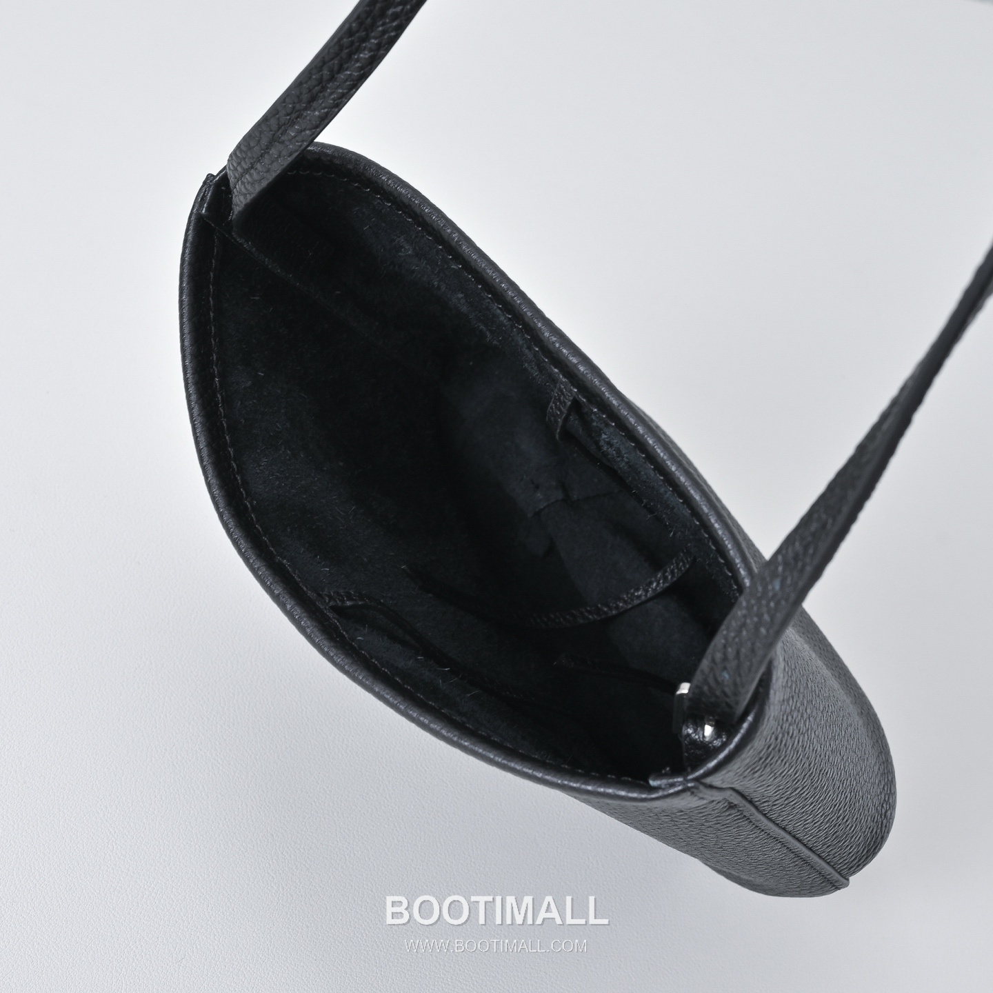 The Row Mini Pebbled Calfskin Bucket Bag with Adjustable Strap Detail 더로우 미니 페블드 카프스킨 조절 스트랩 버킷백 19cm 9