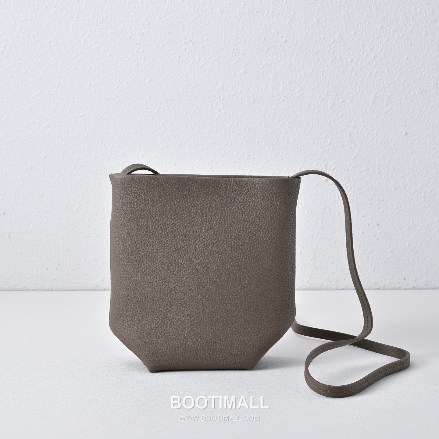 The Row Mini Pebbled Calfskin Bucket Bag with Adjustable Strap Detail 더로우 미니 페블드 카프스킨 조절 스트랩 버킷백 19cm 1