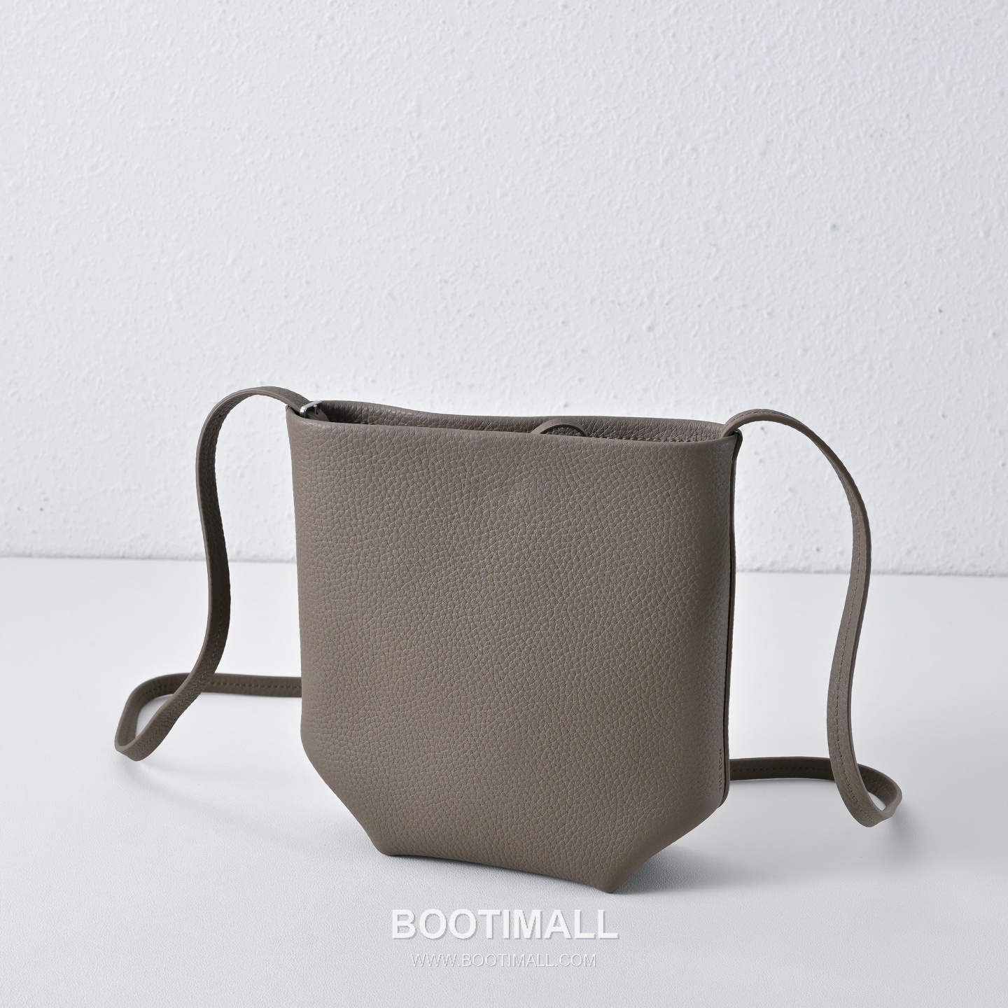 The Row Mini Pebbled Calfskin Bucket Bag with Adjustable Strap Detail 더로우 미니 페블드 카프스킨 조절 스트랩 버킷백 19cm 2