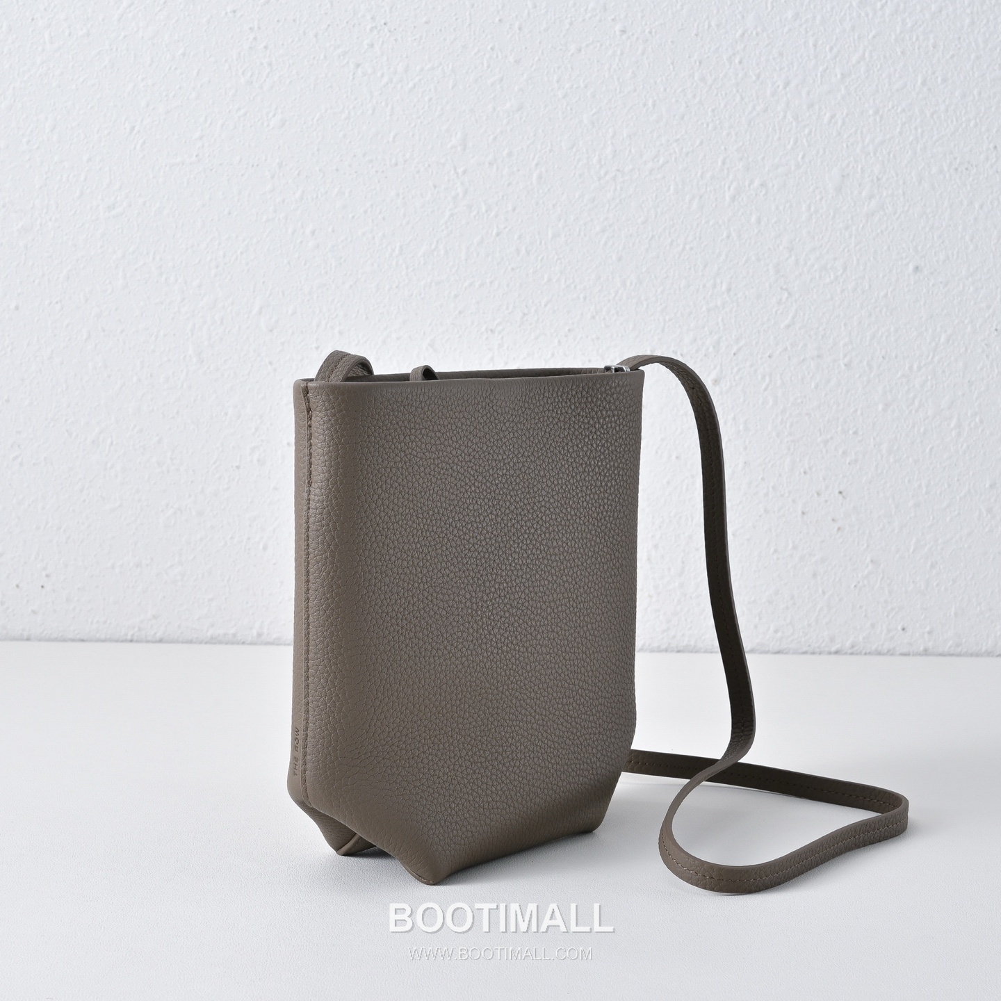 The Row Mini Pebbled Calfskin Bucket Bag with Adjustable Strap Detail 더로우 미니 페블드 카프스킨 조절 스트랩 버킷백 19cm 3