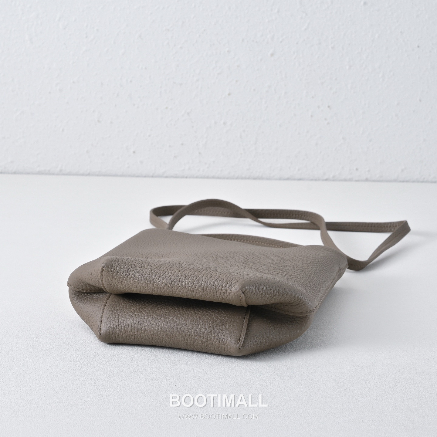 The Row Mini Pebbled Calfskin Bucket Bag with Adjustable Strap Detail 더로우 미니 페블드 카프스킨 조절 스트랩 버킷백 19cm 4