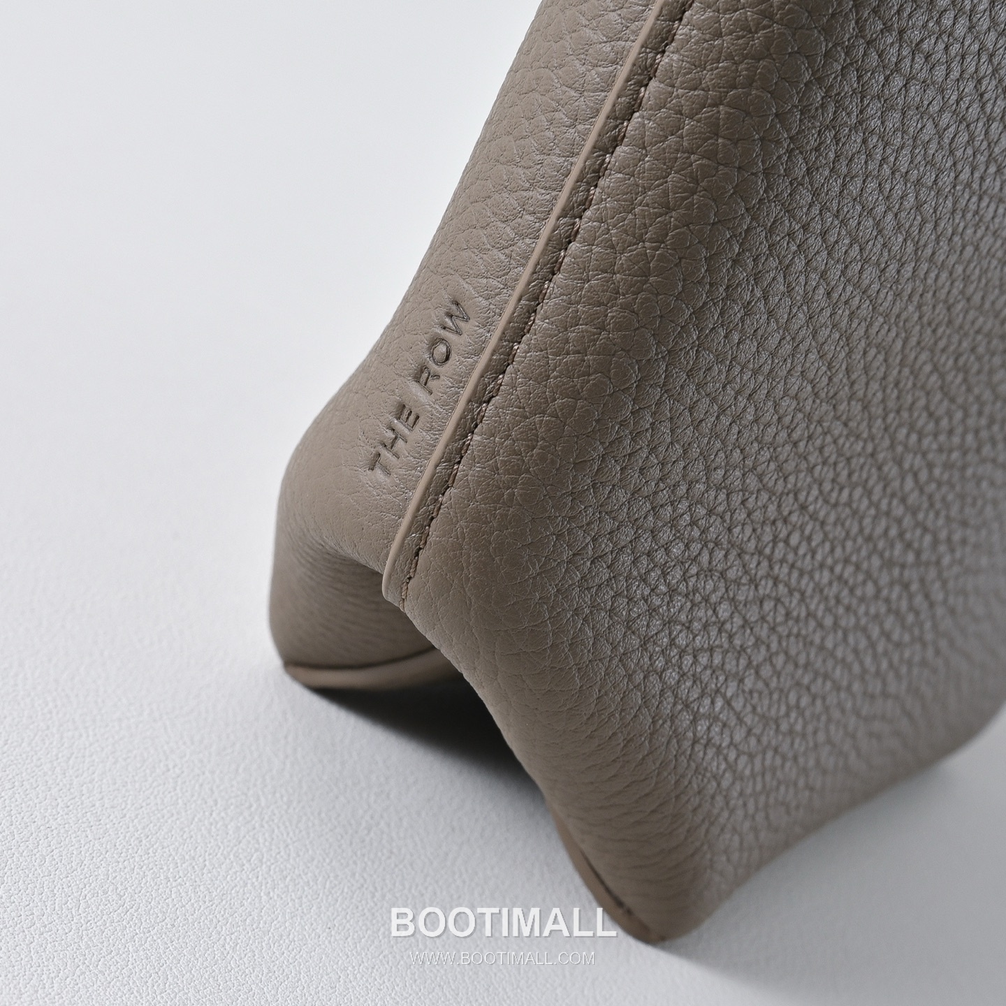 The Row Mini Pebbled Calfskin Bucket Bag with Adjustable Strap Detail 더로우 미니 페블드 카프스킨 조절 스트랩 버킷백 19cm 5