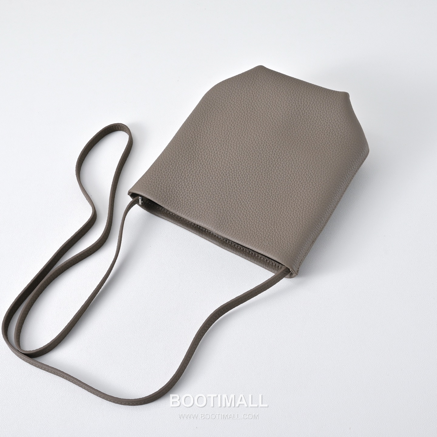 The Row Mini Pebbled Calfskin Bucket Bag with Adjustable Strap Detail 더로우 미니 페블드 카프스킨 조절 스트랩 버킷백 19cm 6