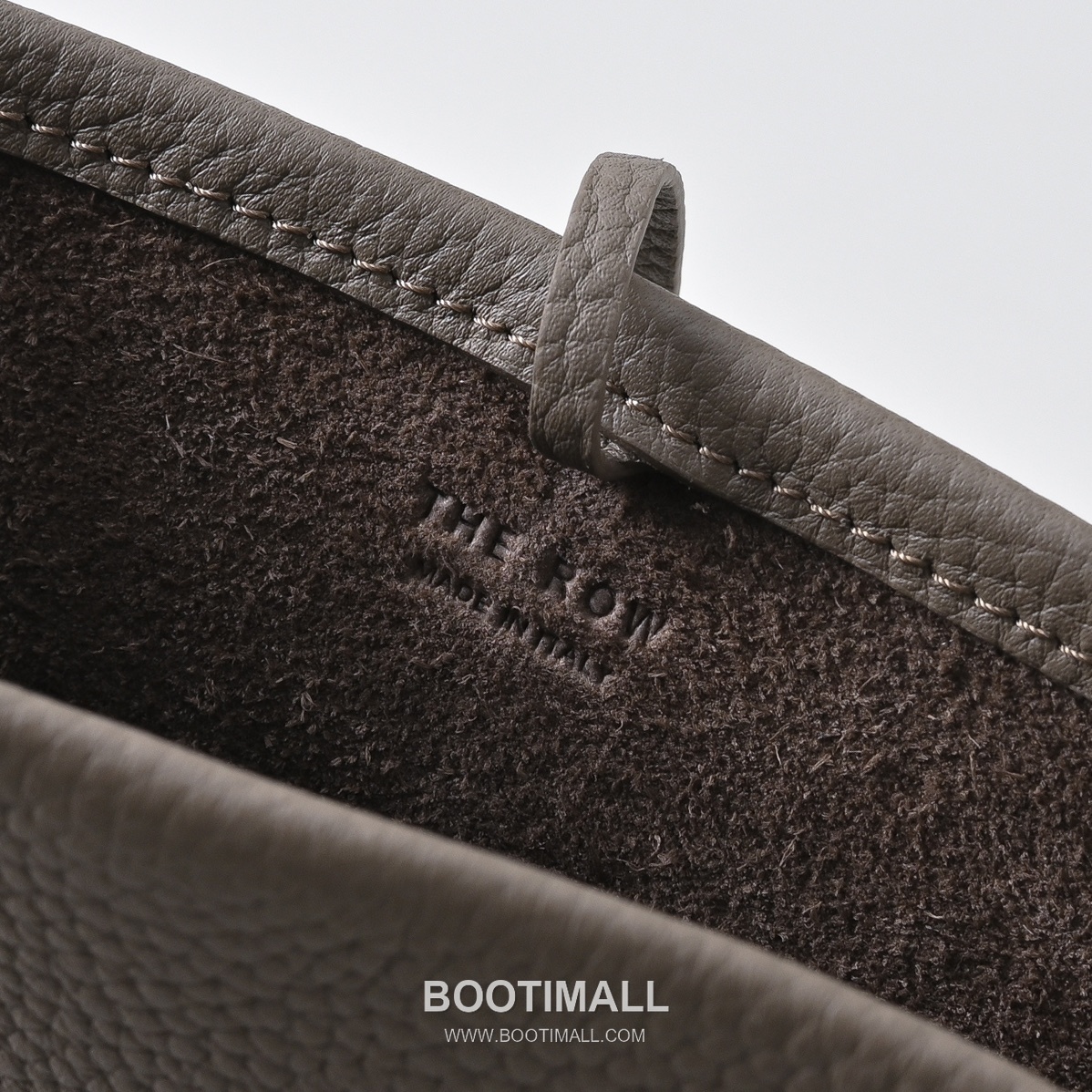 The Row Mini Pebbled Calfskin Bucket Bag with Adjustable Strap Detail 더로우 미니 페블드 카프스킨 조절 스트랩 버킷백 19cm 7