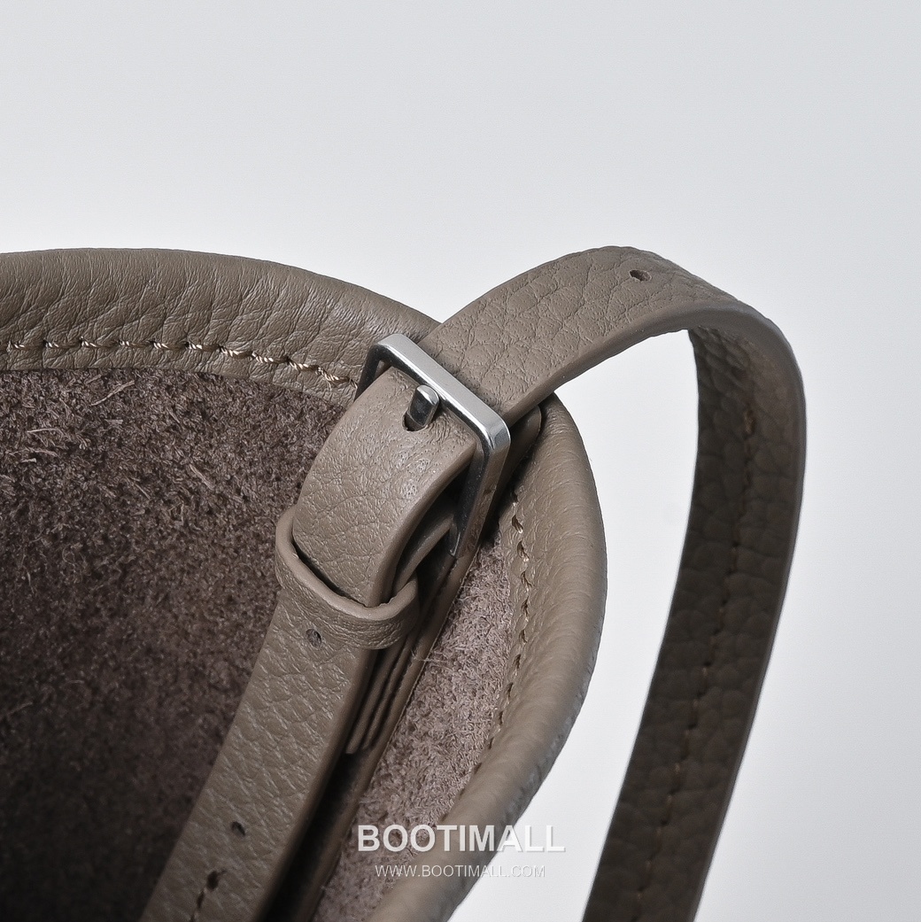 The Row Mini Pebbled Calfskin Bucket Bag with Adjustable Strap Detail 더로우 미니 페블드 카프스킨 조절 스트랩 버킷백 19cm 8
