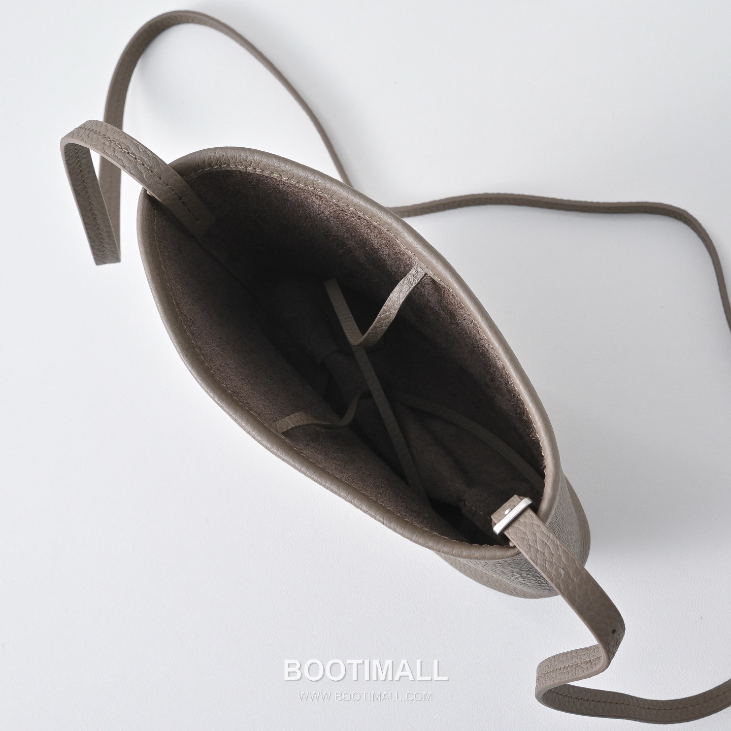 The Row Mini Pebbled Calfskin Bucket Bag with Adjustable Strap Detail 더로우 미니 페블드 카프스킨 조절 스트랩 버킷백 19cm 9