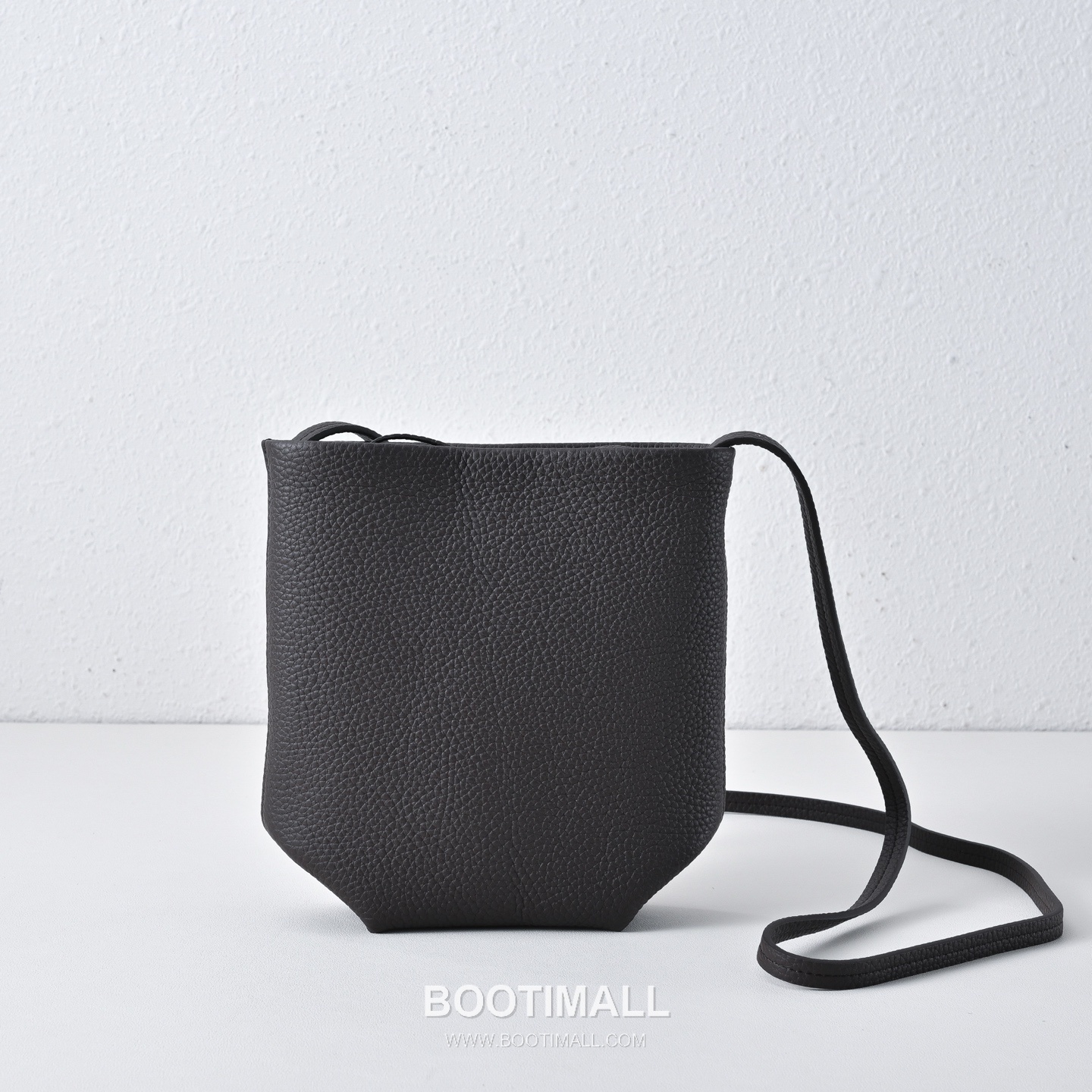 The Row Mini Pebbled Calfskin Bucket Bag with Adjustable Strap Detail 더로우 미니 페블드 카프스킨 조절 스트랩 버킷백 19cm 1