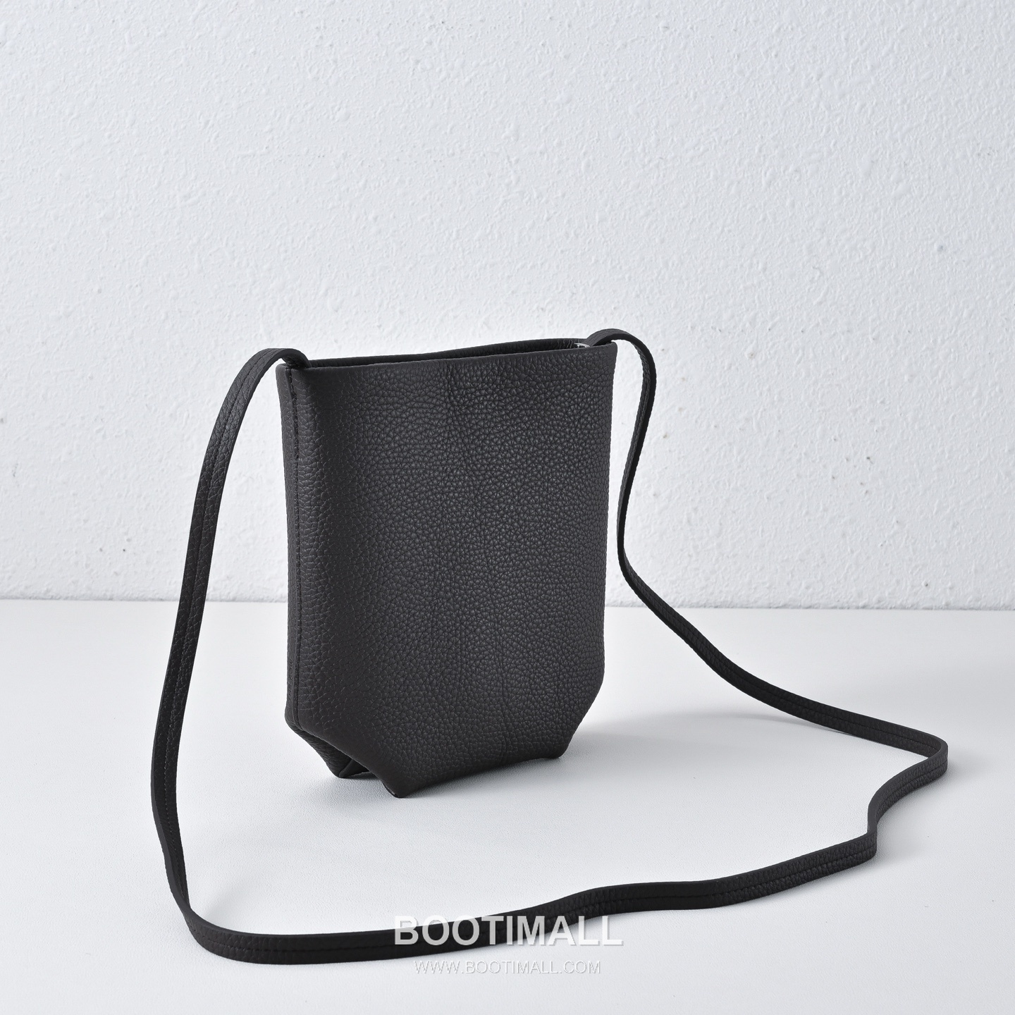 The Row Mini Pebbled Calfskin Bucket Bag with Adjustable Strap Detail 더로우 미니 페블드 카프스킨 조절 스트랩 버킷백 19cm 2