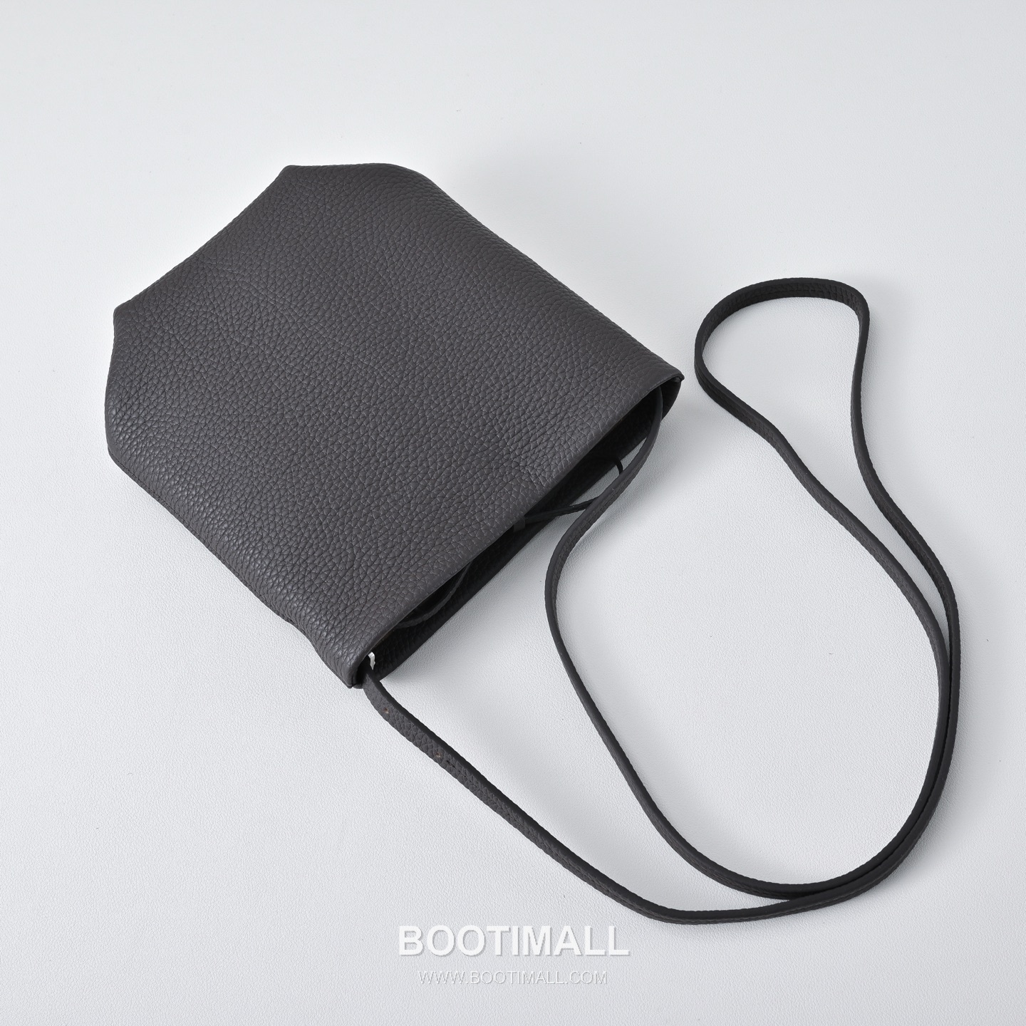 The Row Mini Pebbled Calfskin Bucket Bag with Adjustable Strap Detail 더로우 미니 페블드 카프스킨 조절 스트랩 버킷백 19cm 4