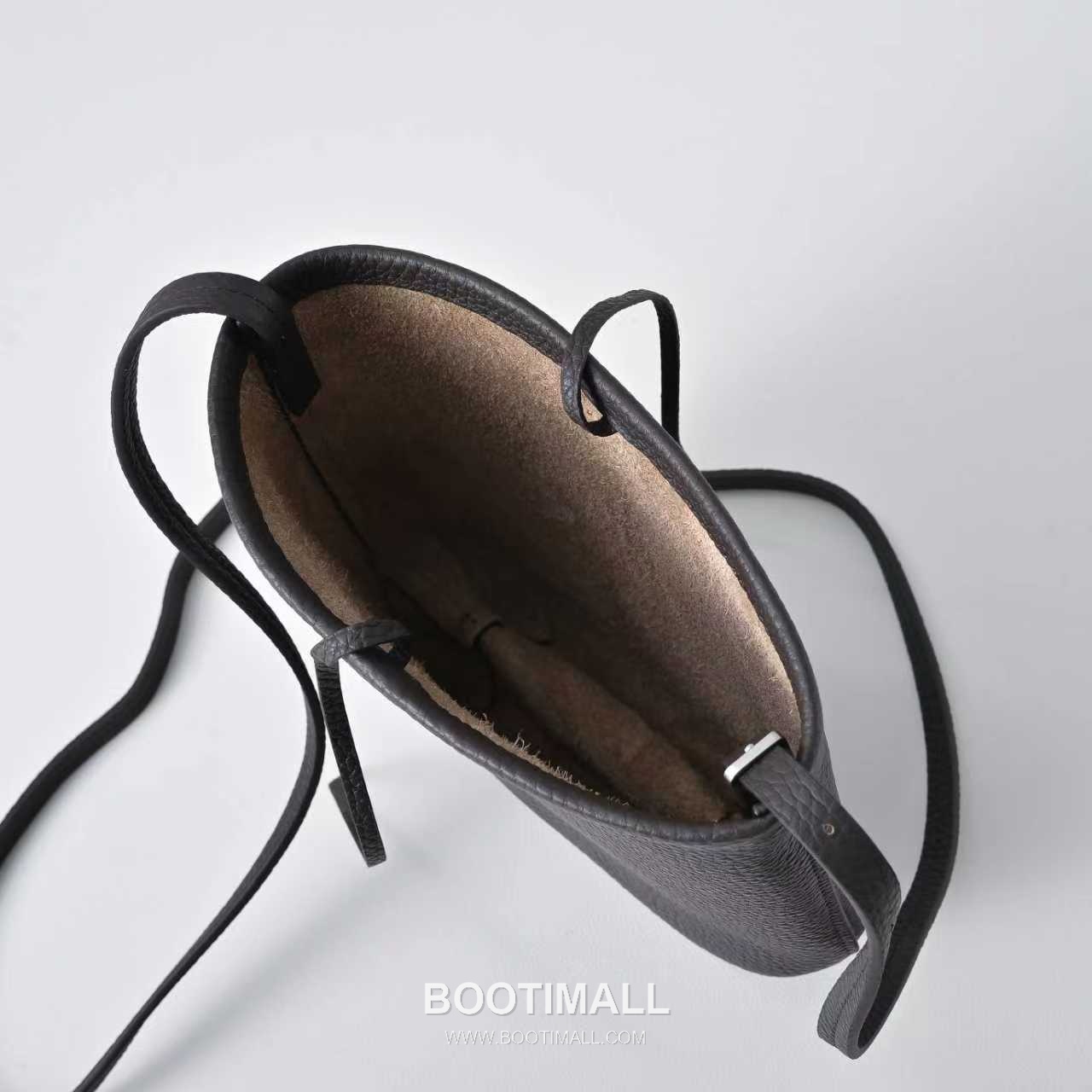 The Row Mini Pebbled Calfskin Bucket Bag with Adjustable Strap Detail 더로우 미니 페블드 카프스킨 조절 스트랩 버킷백 19cm 7