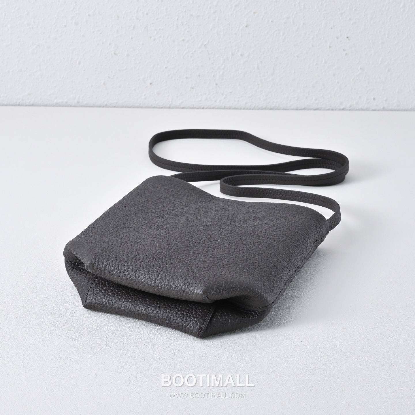 The Row Mini Pebbled Calfskin Bucket Bag with Adjustable Strap Detail 더로우 미니 페블드 카프스킨 조절 스트랩 버킷백 19cm 8