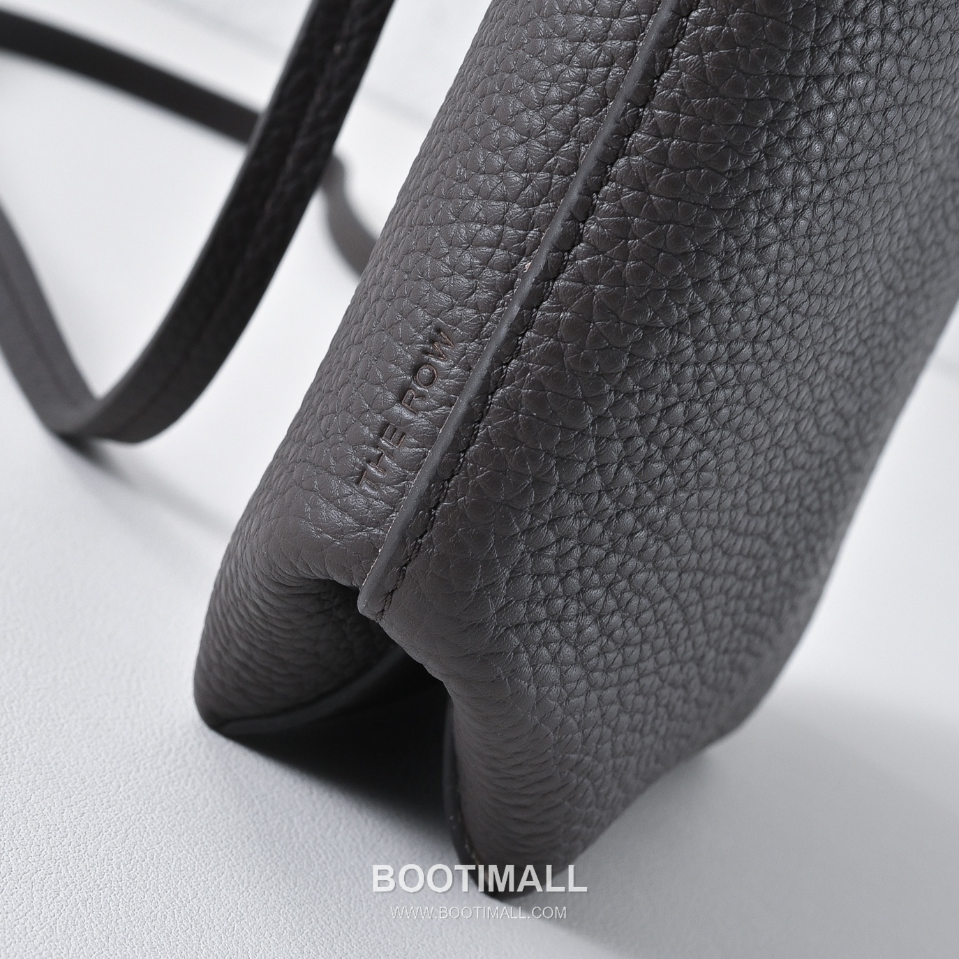 The Row Mini Pebbled Calfskin Bucket Bag with Adjustable Strap Detail 더로우 미니 페블드 카프스킨 조절 스트랩 버킷백 19cm 9