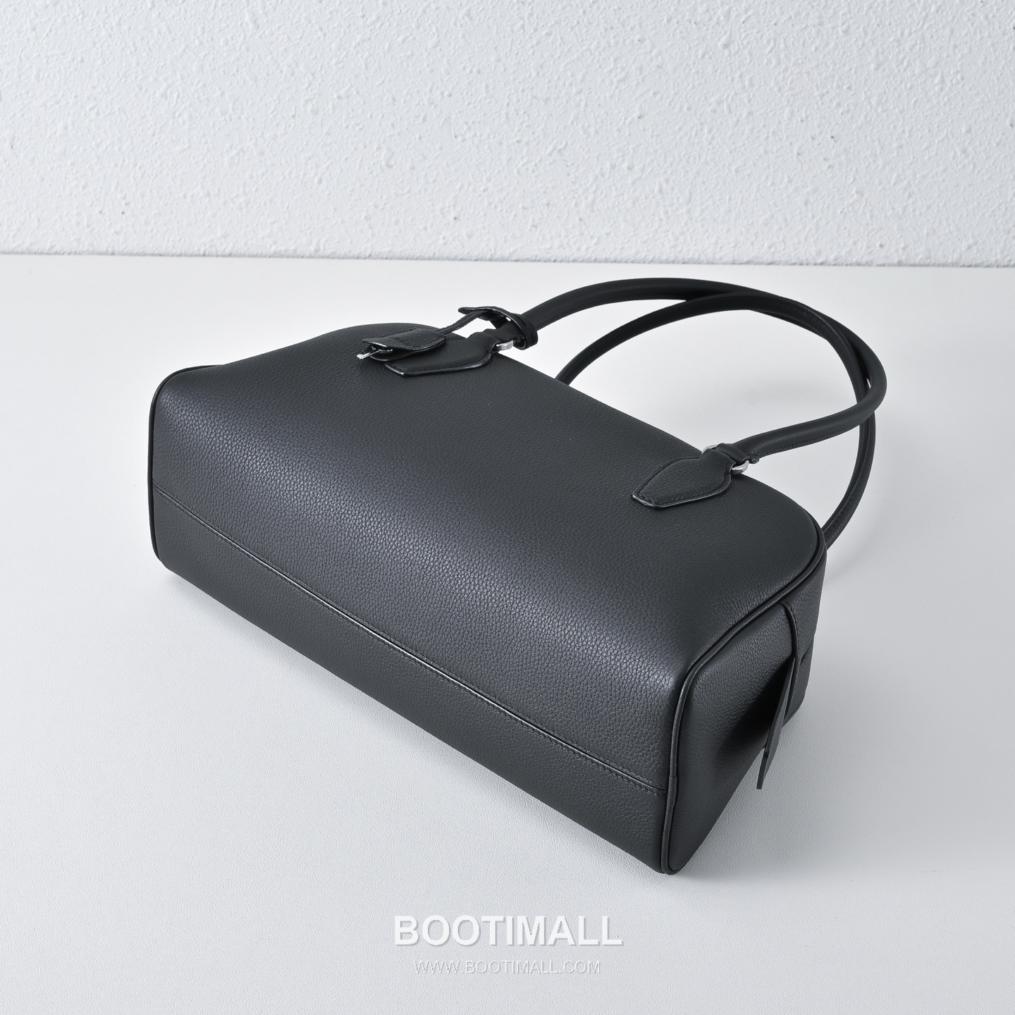 The Row EW India Calfskin Bowling Bag with Zip Closure Detail 더로우 EW 인디아 카프스킨 지퍼 클로저 보울링 숄더백 34cm 9