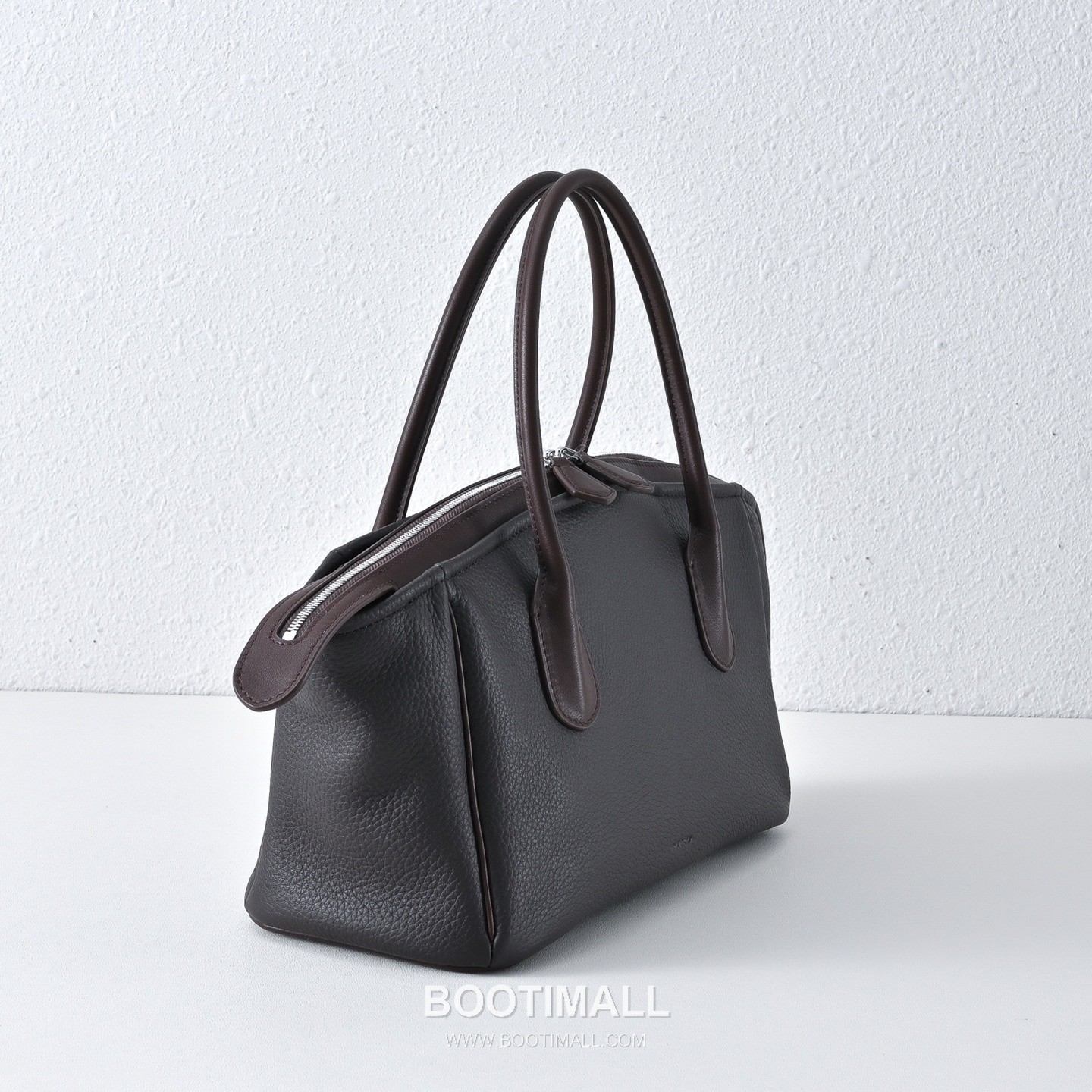 The Row Alger Calfskin Travel Tote Bag with Top Handle Detail 더로우 알제르 카프스킨 탑핸들 트래블 토트백 40cm 2