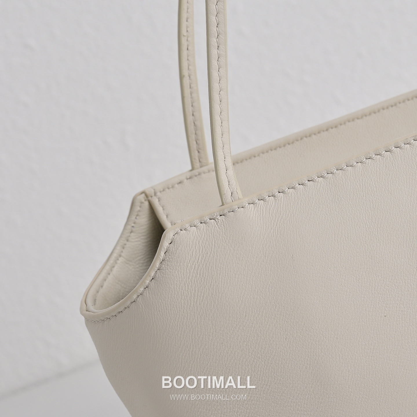 The Row Terrasse Lambskin Crossbody Bag with Strap Detail 더로우 테라스 램스킨 스트랩 숄더백 27cm 4