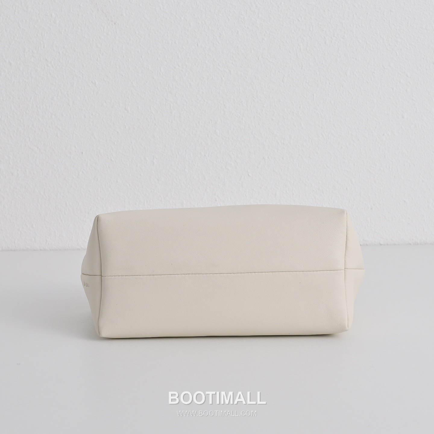 The Row Terrasse Lambskin Crossbody Bag with Strap Detail 더로우 테라스 램스킨 스트랩 숄더백 27cm 9