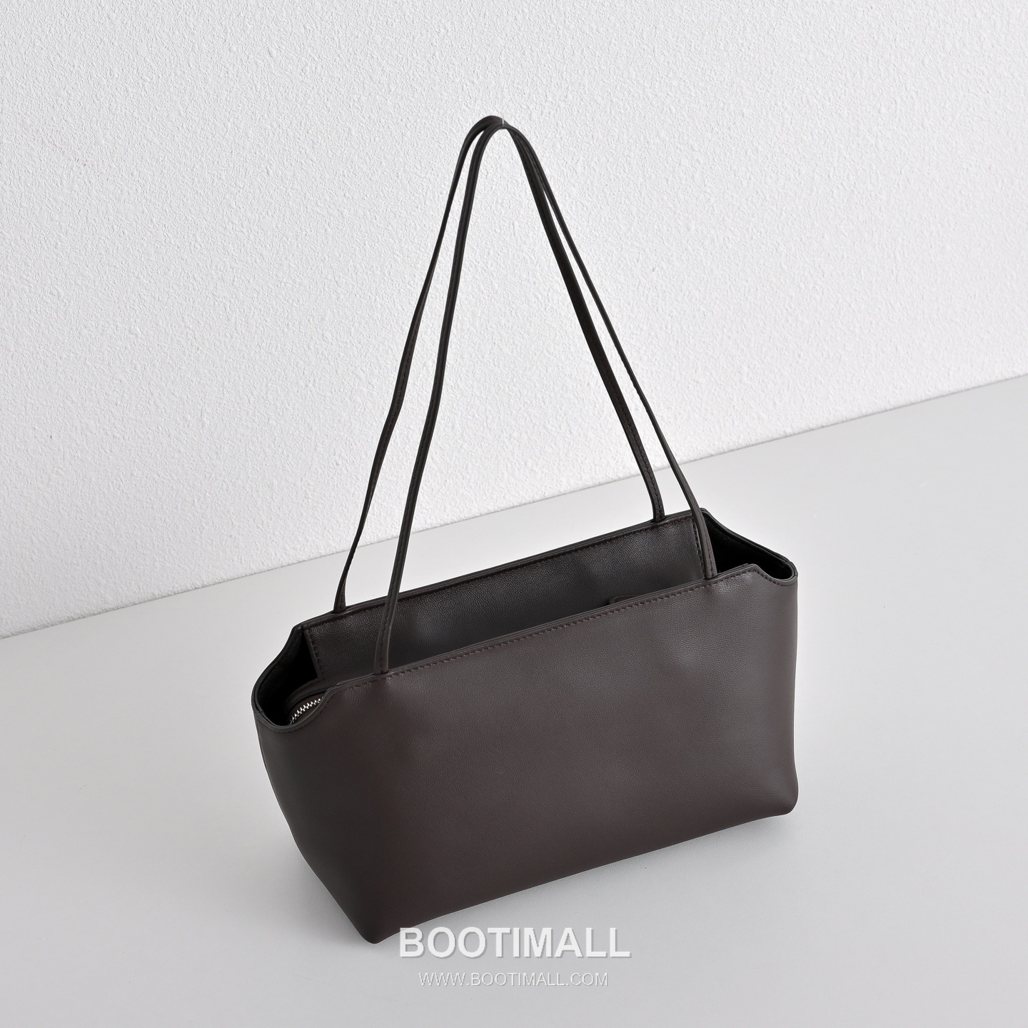 The Row Terrasse Lambskin Crossbody Bag with Strap Detail 더로우 테라스 램스킨 스트랩 숄더백 27cm 2