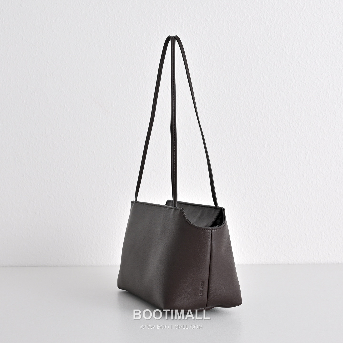 The Row Terrasse Lambskin Crossbody Bag with Strap Detail 더로우 테라스 램스킨 스트랩 숄더백 27cm 3