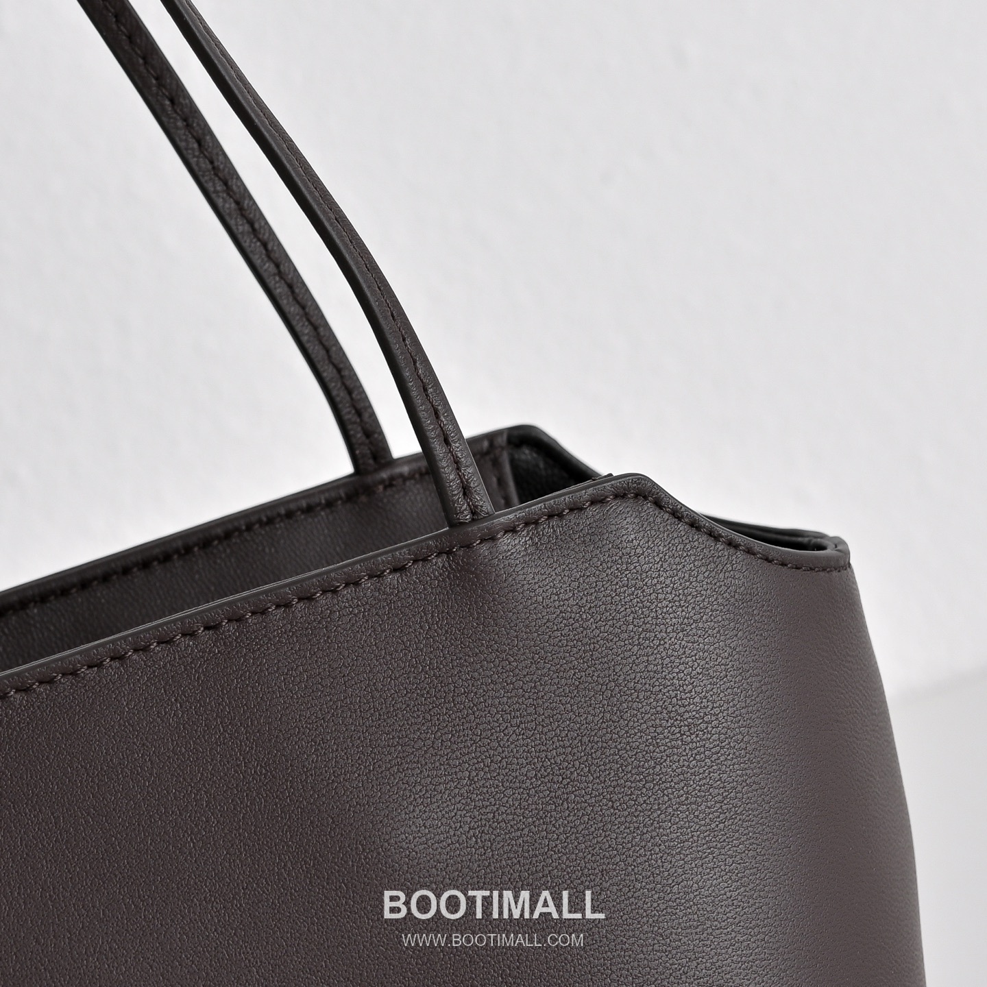 The Row Terrasse Lambskin Crossbody Bag with Strap Detail 더로우 테라스 램스킨 스트랩 숄더백 27cm 4