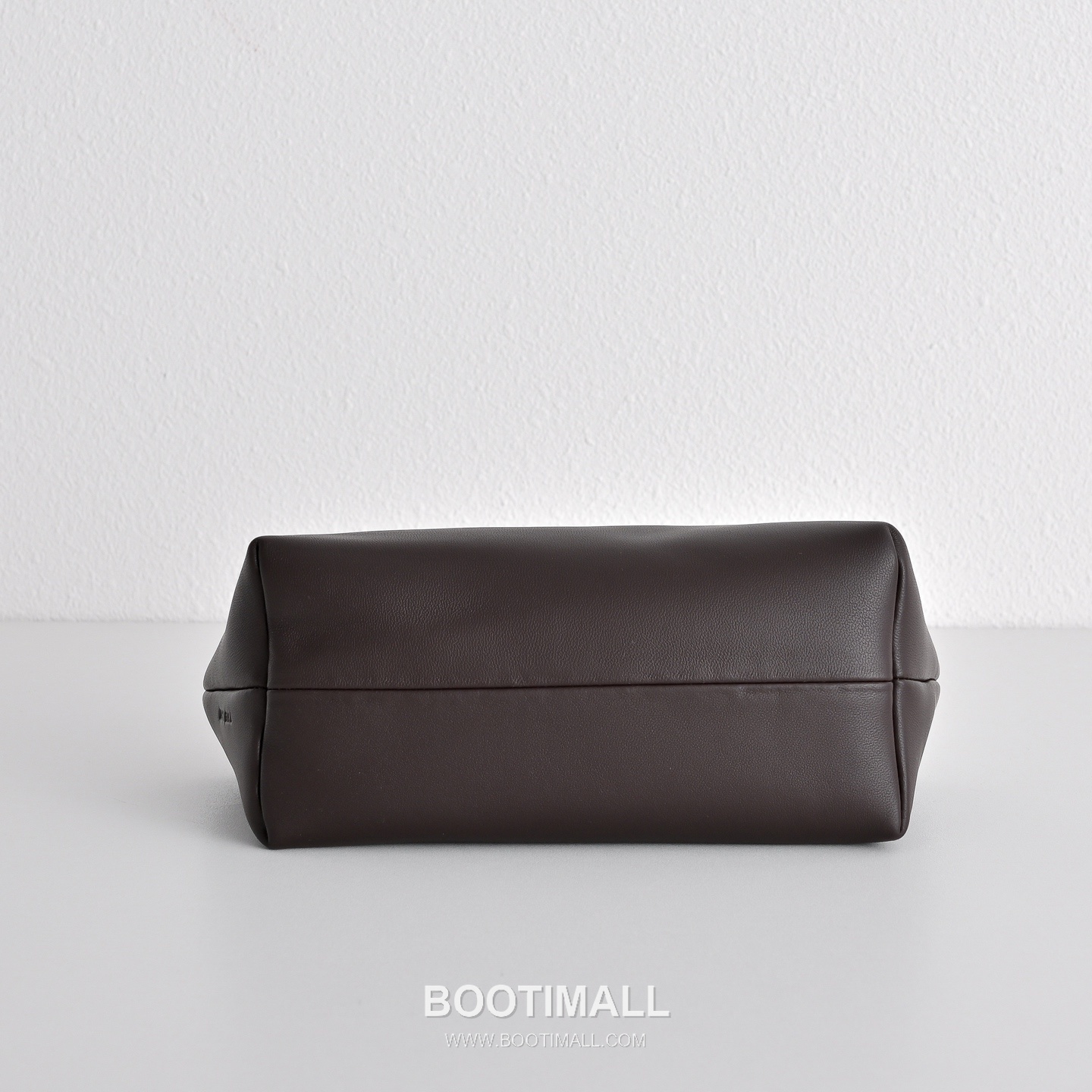 The Row Terrasse Lambskin Crossbody Bag with Strap Detail 더로우 테라스 램스킨 스트랩 숄더백 27cm 9