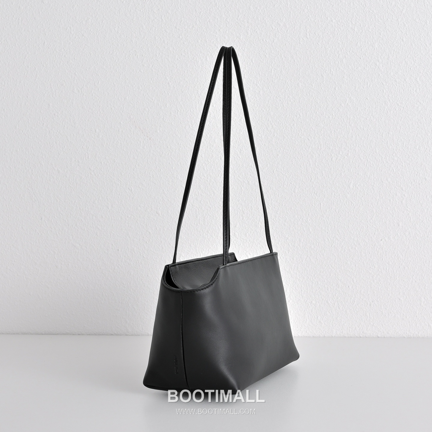 The Row Terrasse Lambskin Crossbody Bag with Strap Detail 더로우 테라스 램스킨 스트랩 숄더백 27cm 3