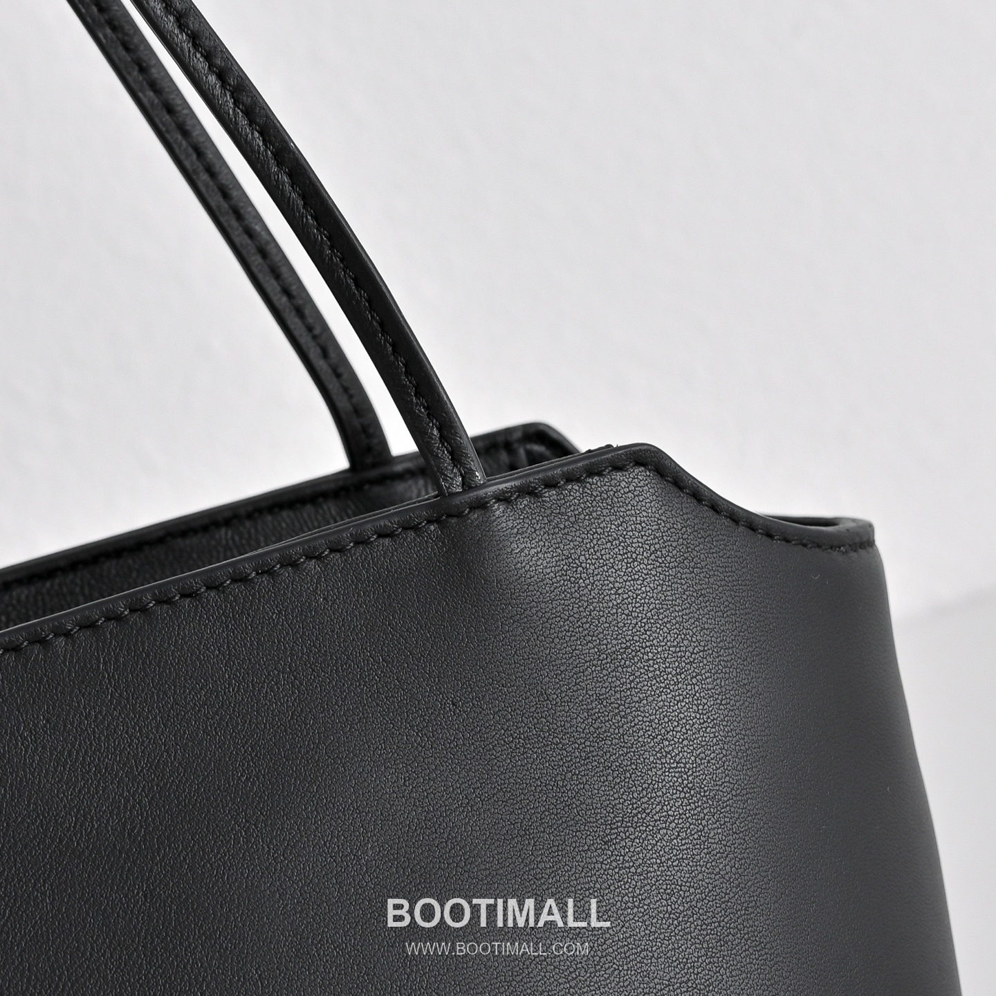 The Row Terrasse Lambskin Crossbody Bag with Strap Detail 더로우 테라스 램스킨 스트랩 숄더백 27cm 4