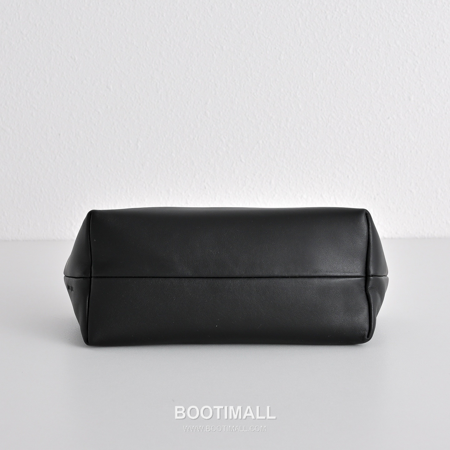 The Row Terrasse Lambskin Crossbody Bag with Strap Detail 더로우 테라스 램스킨 스트랩 숄더백 27cm 9