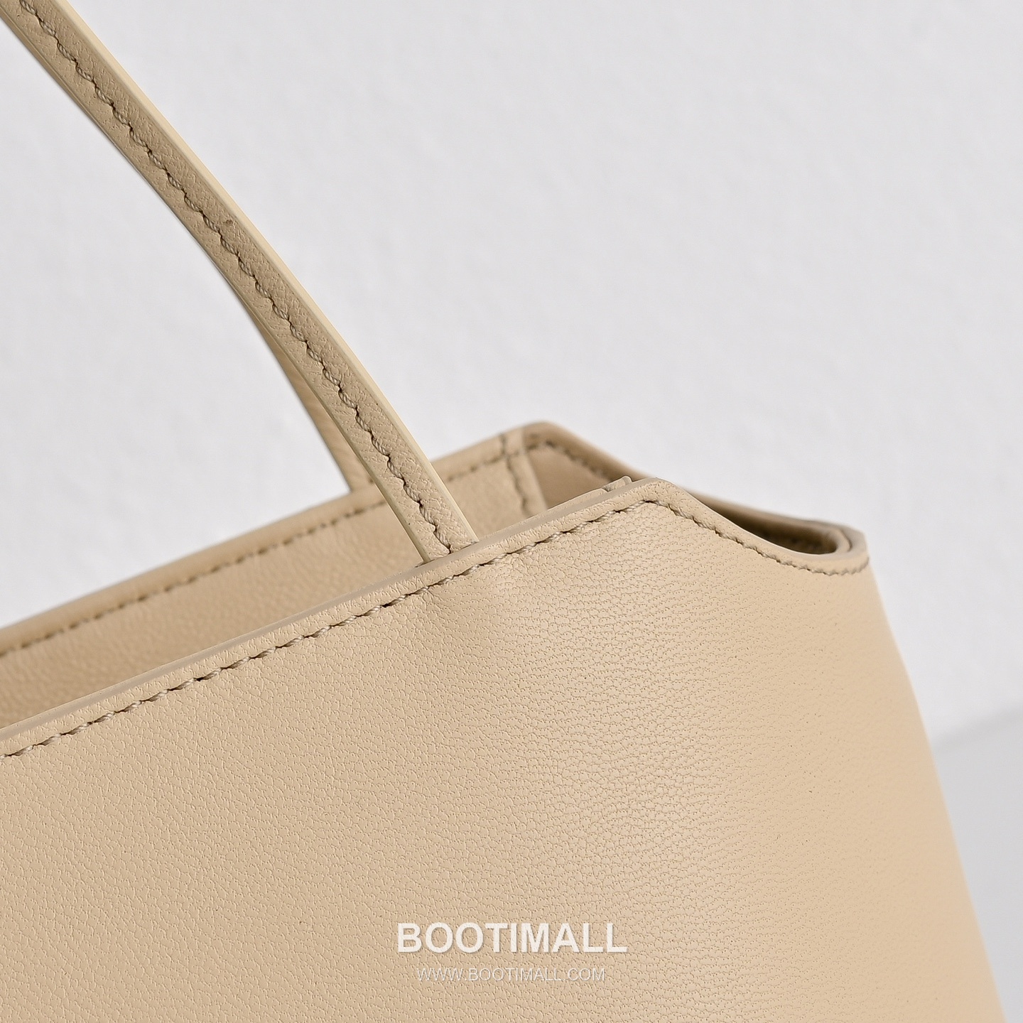 The Row Terrasse Lambskin Crossbody Bag with Strap Detail 더로우 테라스 램스킨 스트랩 숄더백 27cm 4