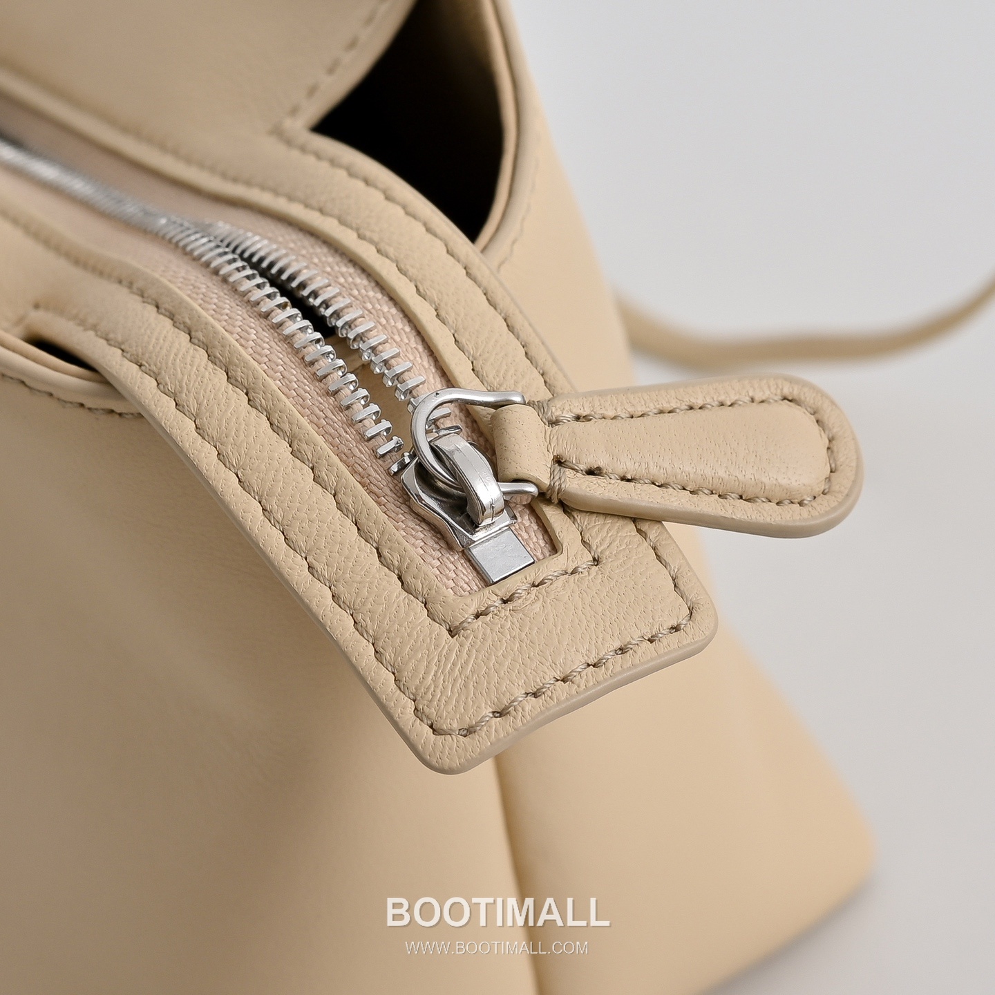 The Row Terrasse Lambskin Crossbody Bag with Strap Detail 더로우 테라스 램스킨 스트랩 숄더백 27cm 6