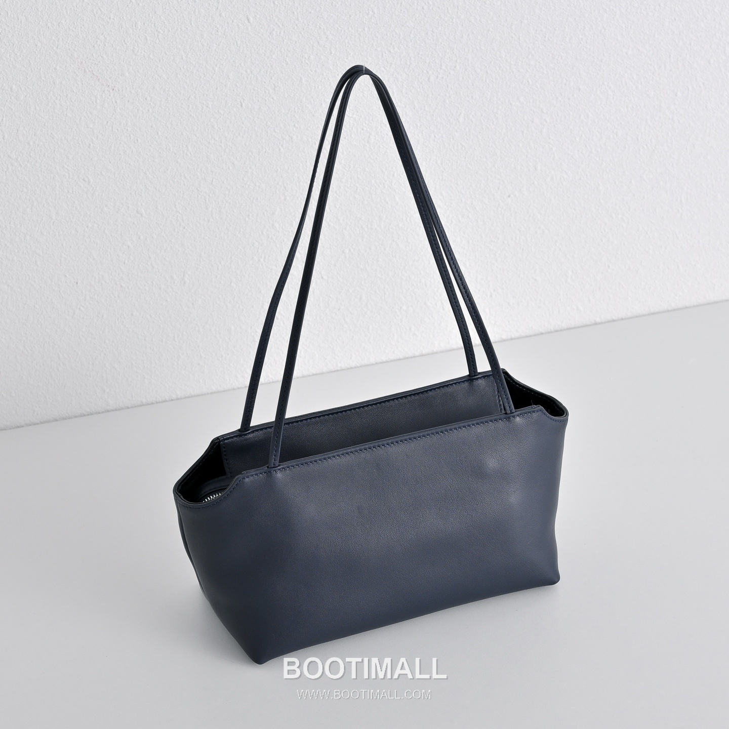 The Row Terrasse Lambskin Crossbody Bag with Strap Detail 더로우 테라스 램스킨 스트랩 숄더백 27cm 2