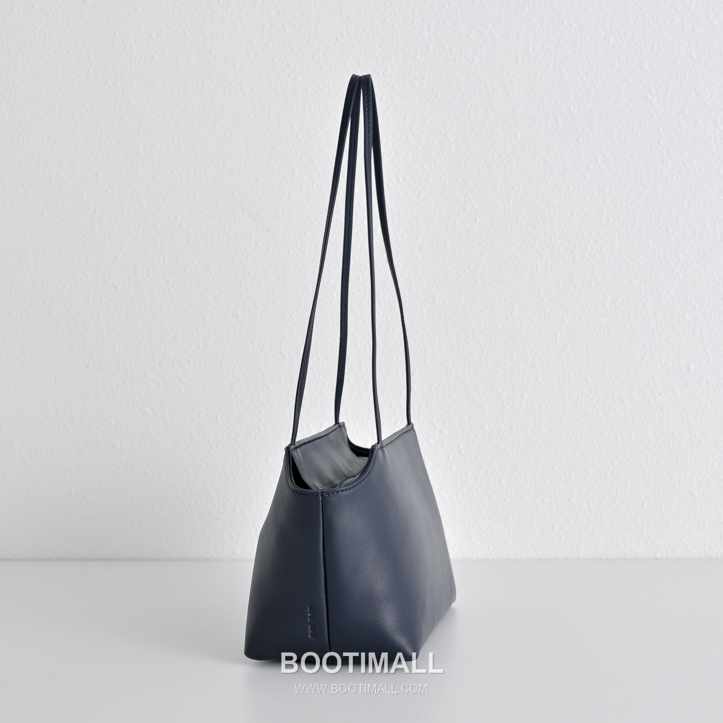 The Row Terrasse Lambskin Crossbody Bag with Strap Detail 더로우 테라스 램스킨 스트랩 숄더백 27cm 3