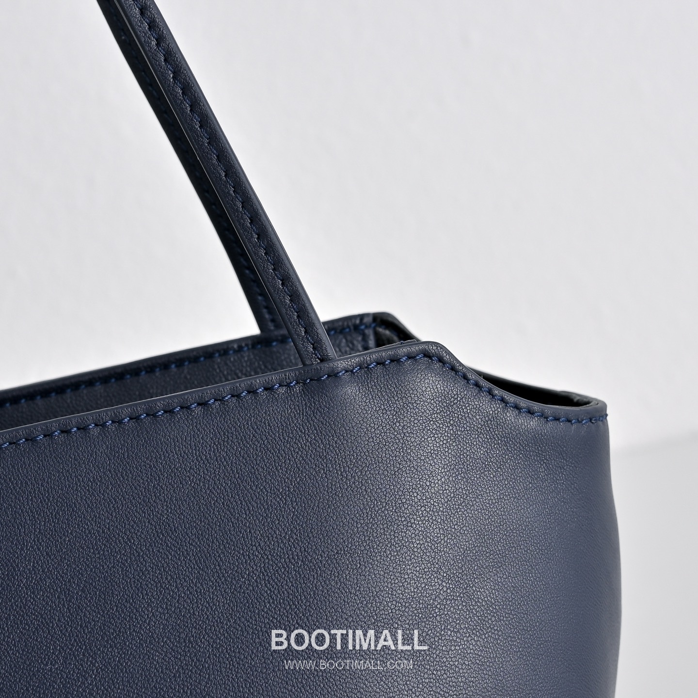 The Row Terrasse Lambskin Crossbody Bag with Strap Detail 더로우 테라스 램스킨 스트랩 숄더백 27cm 4