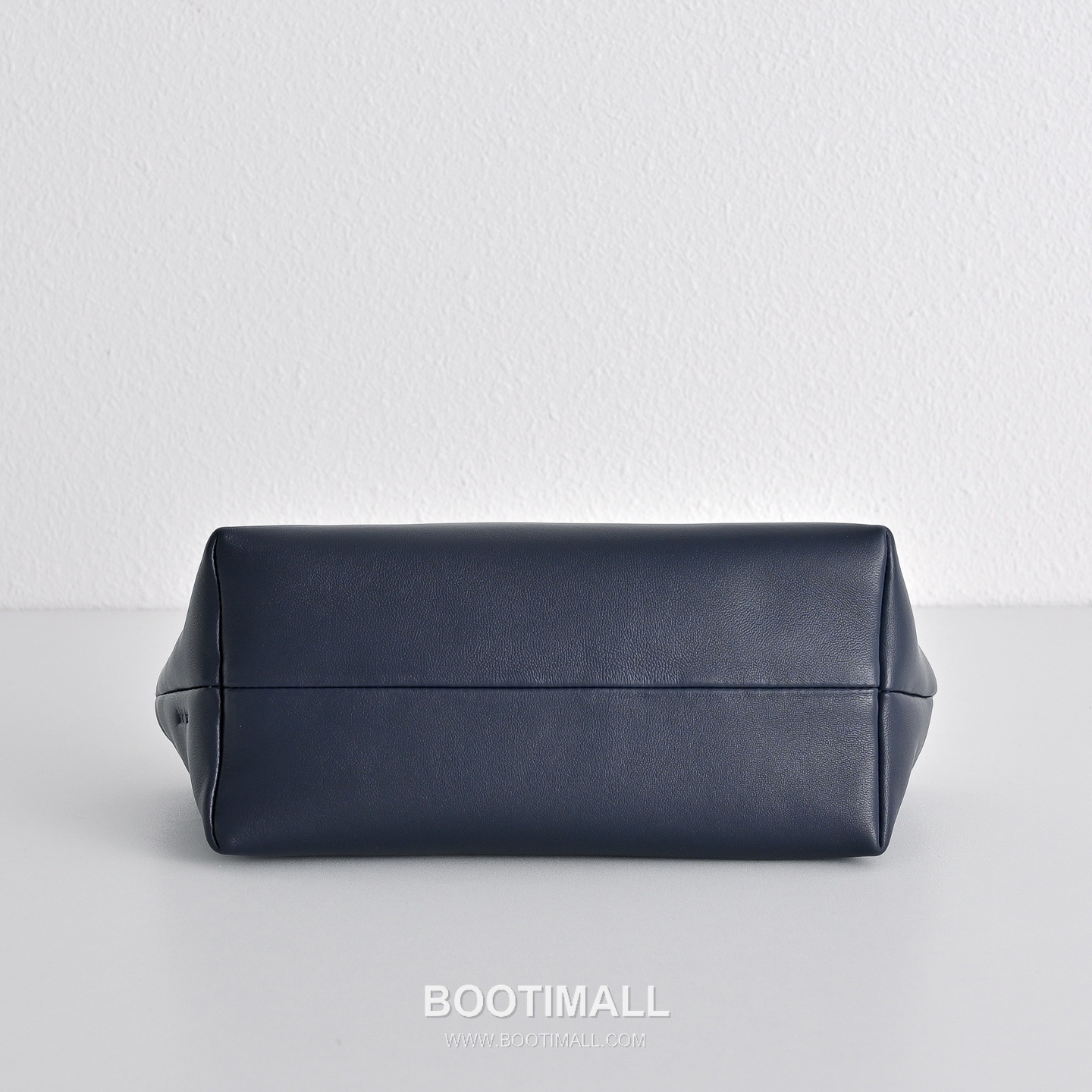 The Row Terrasse Lambskin Crossbody Bag with Strap Detail 더로우 테라스 램스킨 스트랩 숄더백 27cm 9